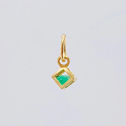 Dije Cubo Esmeralda 10 Pts 0.3 g / 1/2 in Oro Amarillo 18K