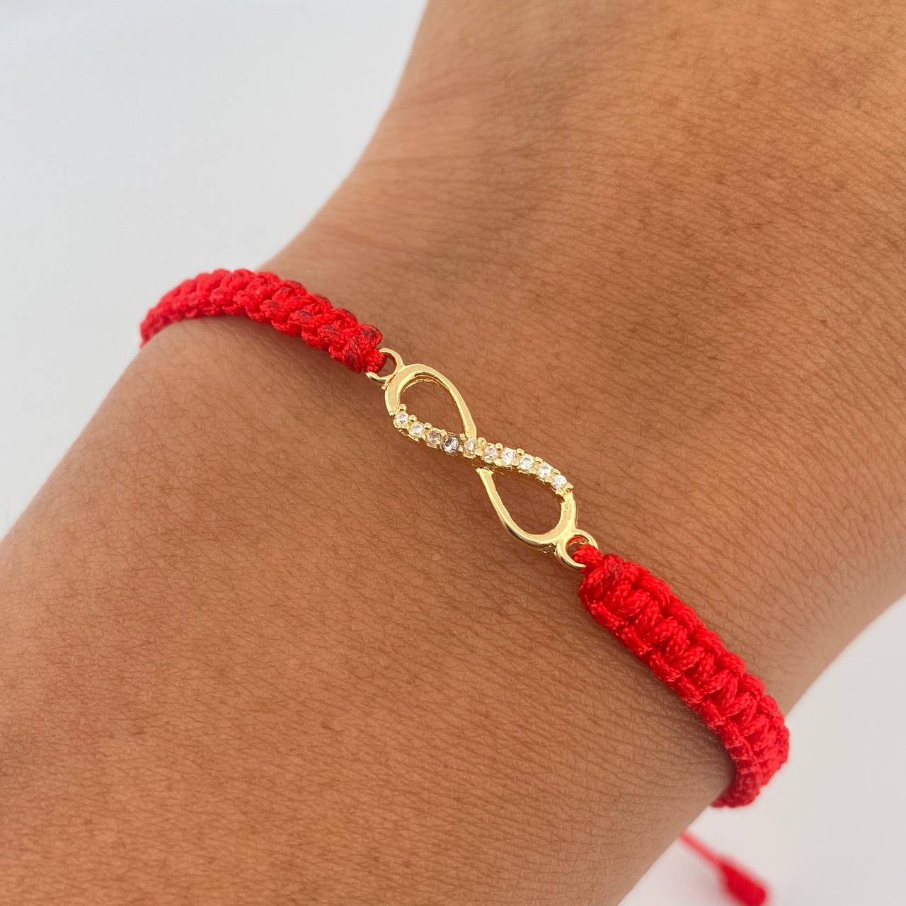 Pulsera Roja Herraje Infinito 0.55gr / Circones Blancos Oro Amarillo 18K &