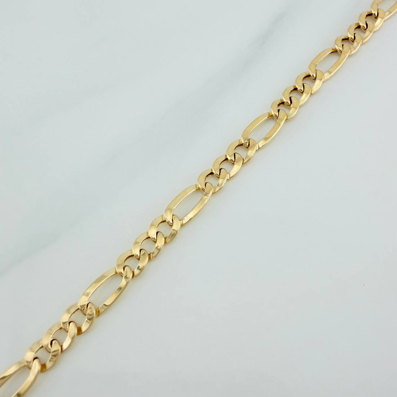 Pulso Figaro 2.4gr / 8 in / 4mm Oro Amarillo +1 18K $