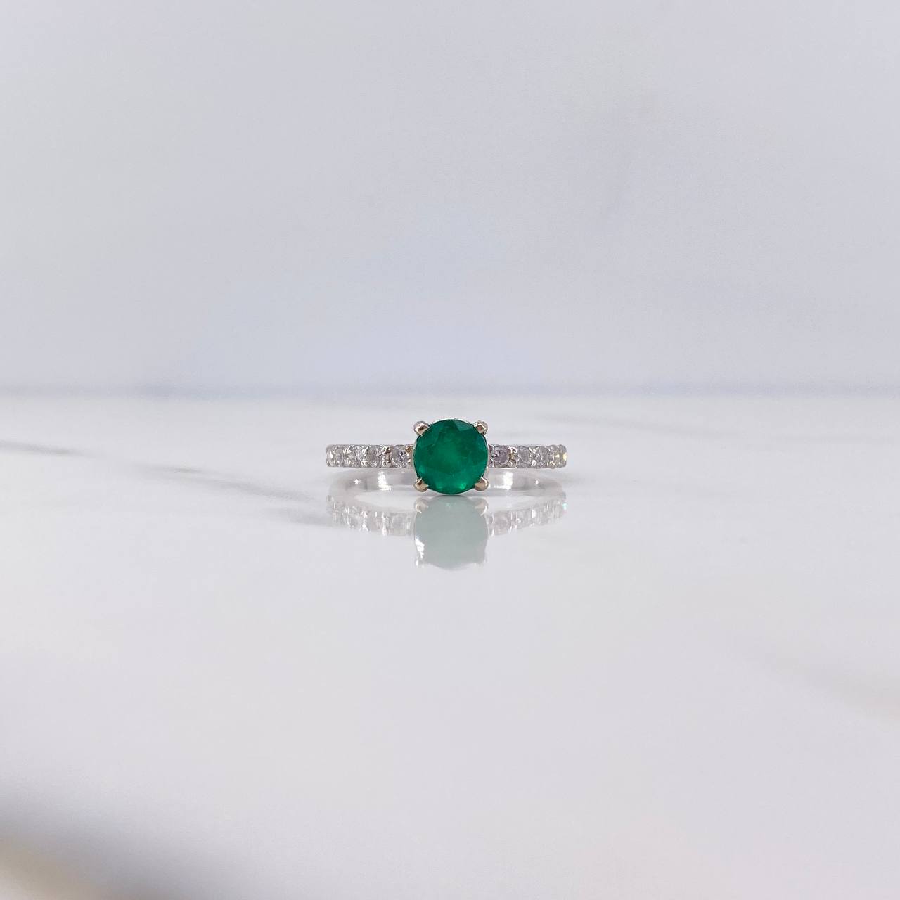 Ring Solitaire Churumbela 2.35gr / Size 6 1/2 / Emerald 49 Pts Diamond 30 Pts 18K White Gold (Jewel) &