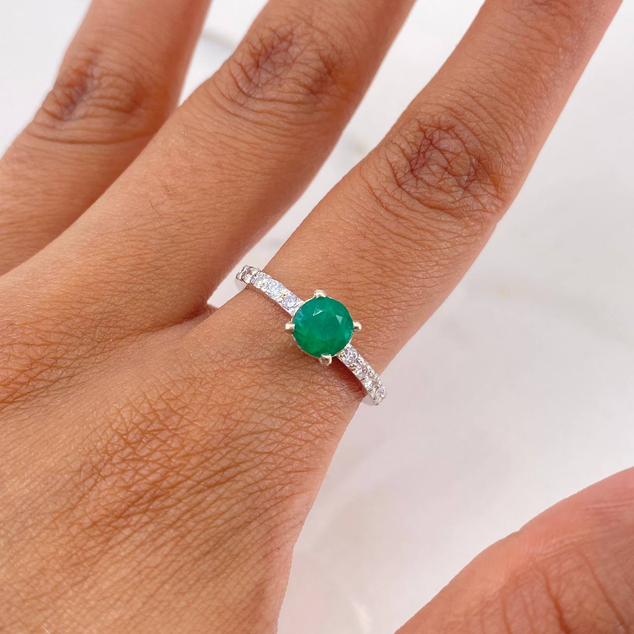 Ring Solitaire Churumbela 2.35gr / Size 6 1/2 / Emerald 49 Pts Diamond 30 Pts 18K White Gold (Jewel) &