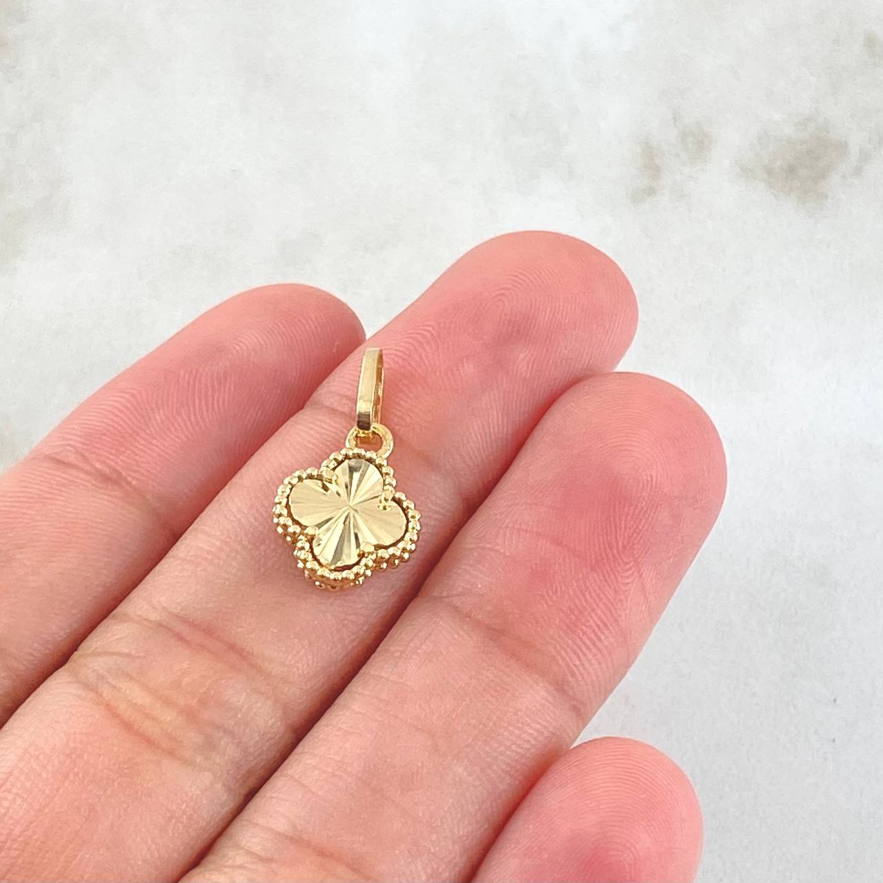Clover Pendant 1.3gr / 0.7in / 18K Yellow Gold ©