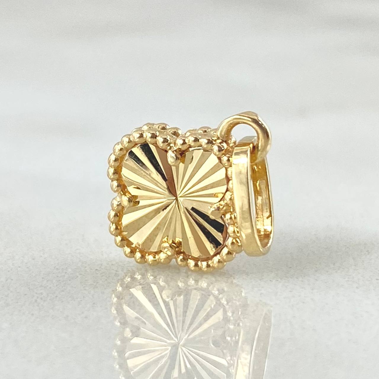 Clover Pendant 1.2gr / 0.7in / 18K Yellow Gold ©