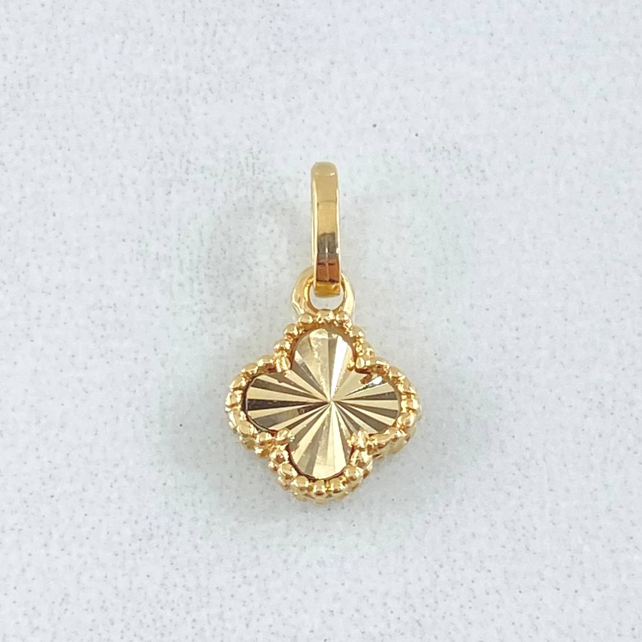 Clover Pendant 0.85gr / 0.6in 18K Yellow Gold Special Finish