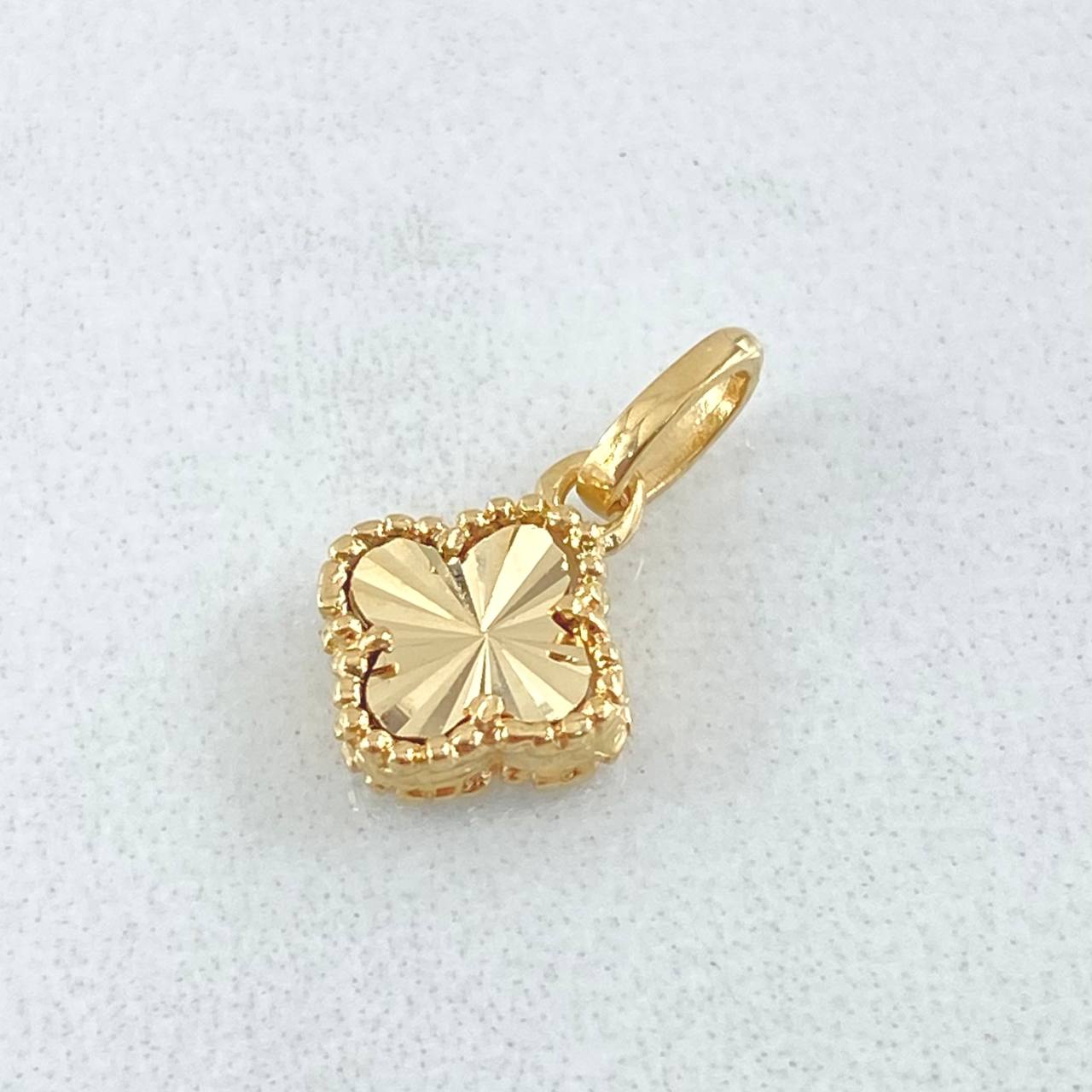 Clover Pendant 0.85gr / 0.6in 18K Yellow Gold Special Finish
