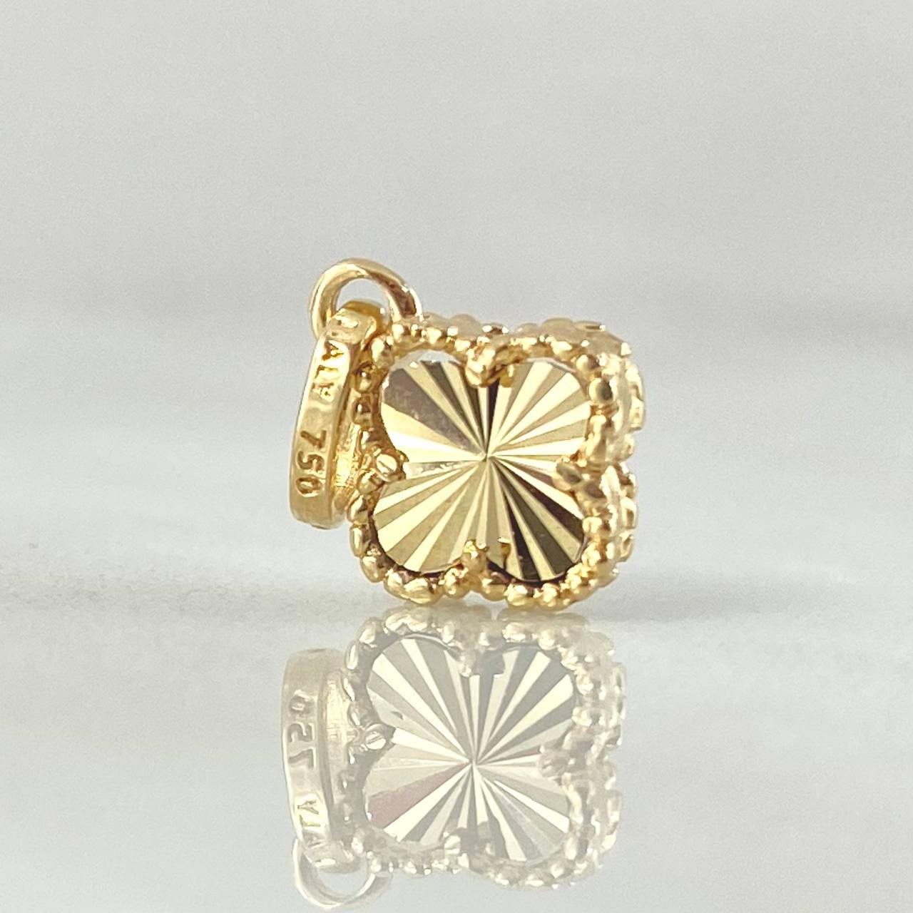 Clover Pendant Gold 0.85gr / 0.6in / 18K Yellow Gold ©