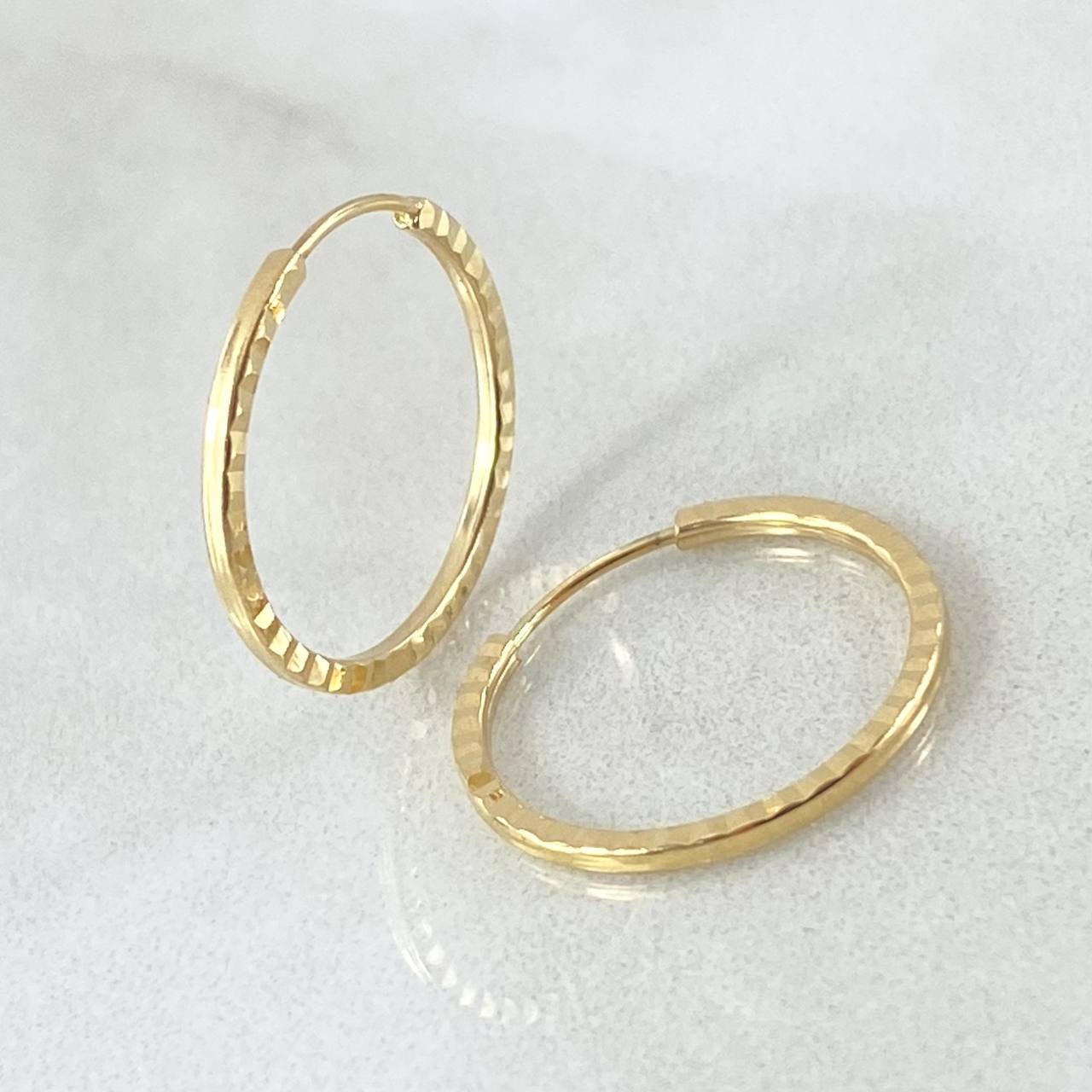 Candongas Aro Rayado 0.65gr / 1/2 in / Oro Amarillo 18K