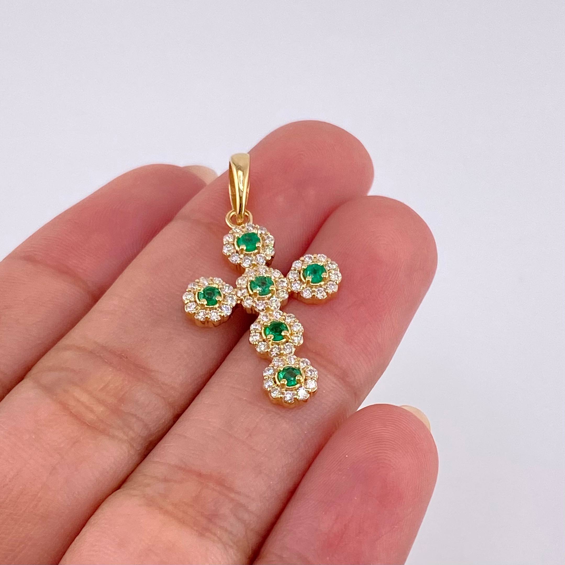 Dije Cruz Tupida Esmeraldas 37Pts, Diamantes 60Pts 3.5 g / 1 1/2 in Oro Amarillo 18K