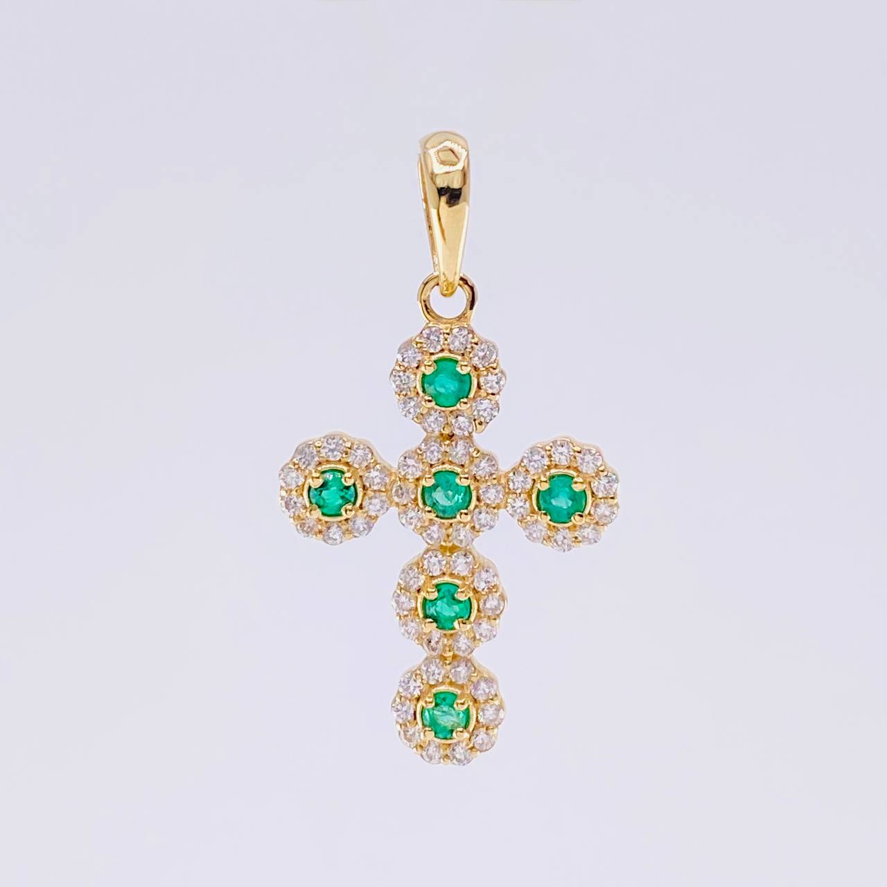 Dije Cruz Tupida Esmeraldas 37Pts, Diamantes 60Pts 3.5 g / 1 1/2 in Oro Amarillo 18K