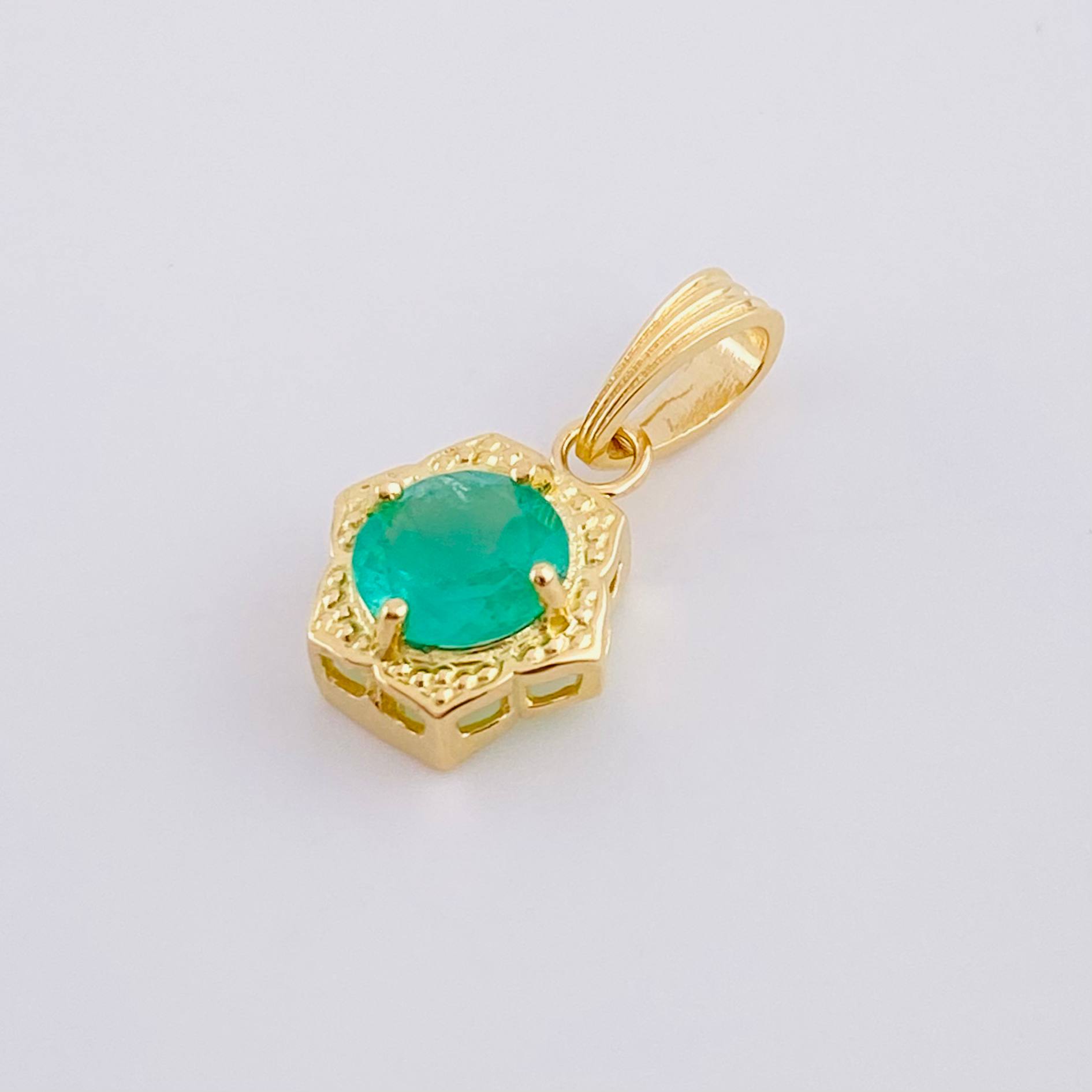 Hexagonal Flower Pendant Emerald 59Pts 1.3 g / 1 1/4 in 18K Yellow Gold