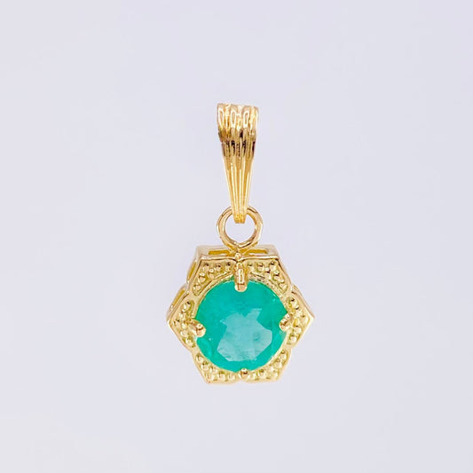 Dije Flor Hexagonal Esmeralda 59Pts 1.3 g / 1 1/4 in Oro Amarillo 18K