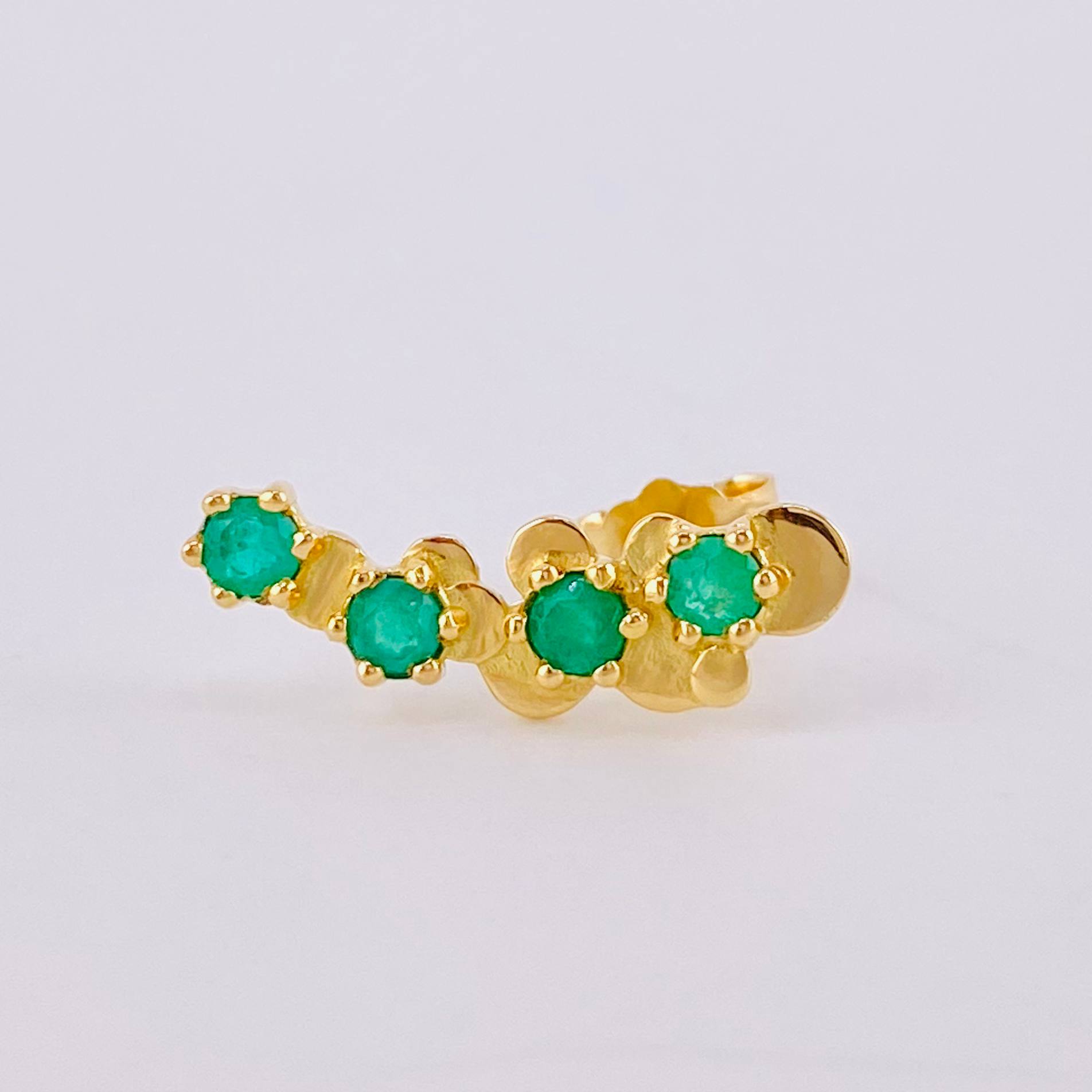 Luxury Piercing Emeralds 32Pts 0.85 g / 1 in 18K Yellow Gold