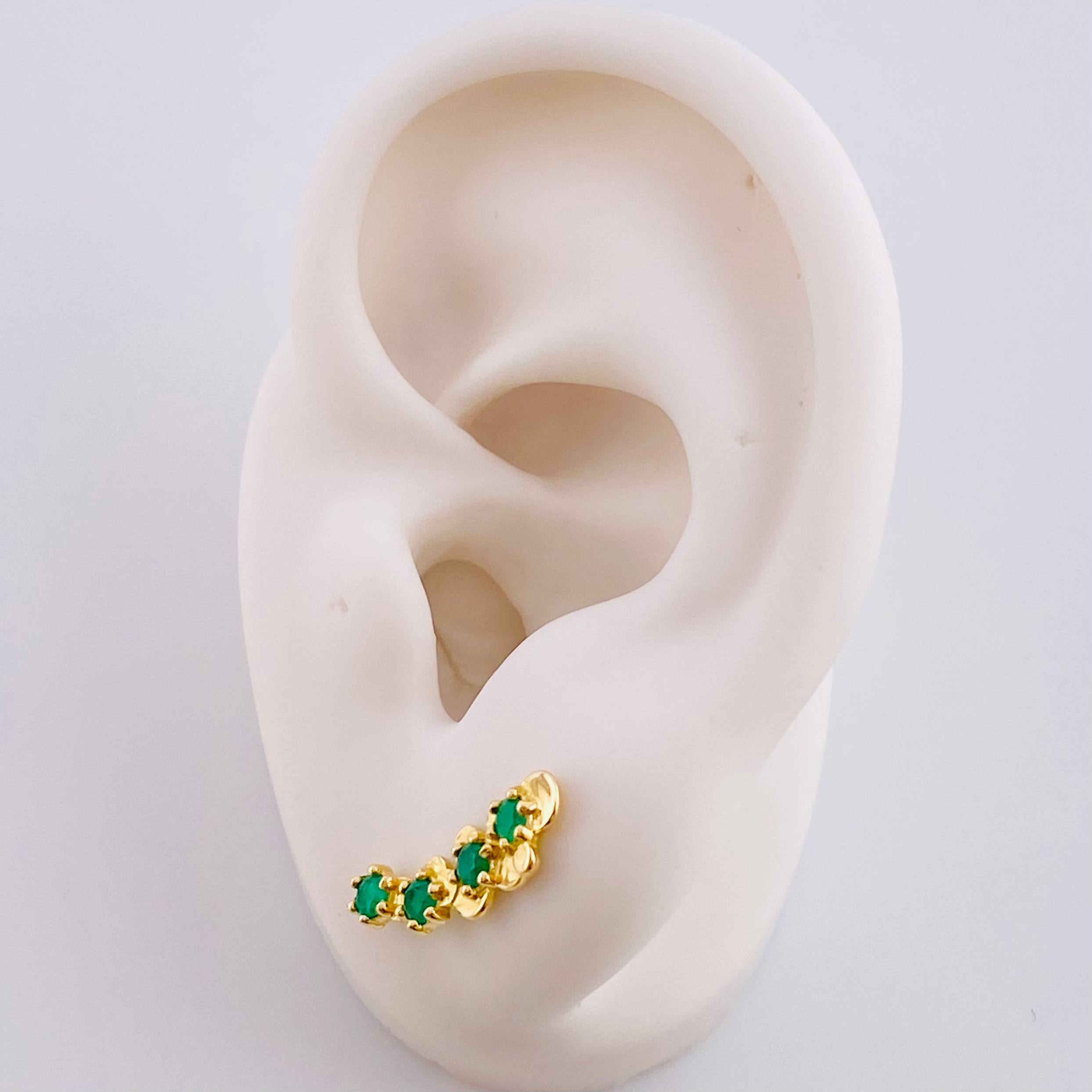 Luxury Piercing Emeralds 32Pts 0.85 g / 1 in 18K Yellow Gold