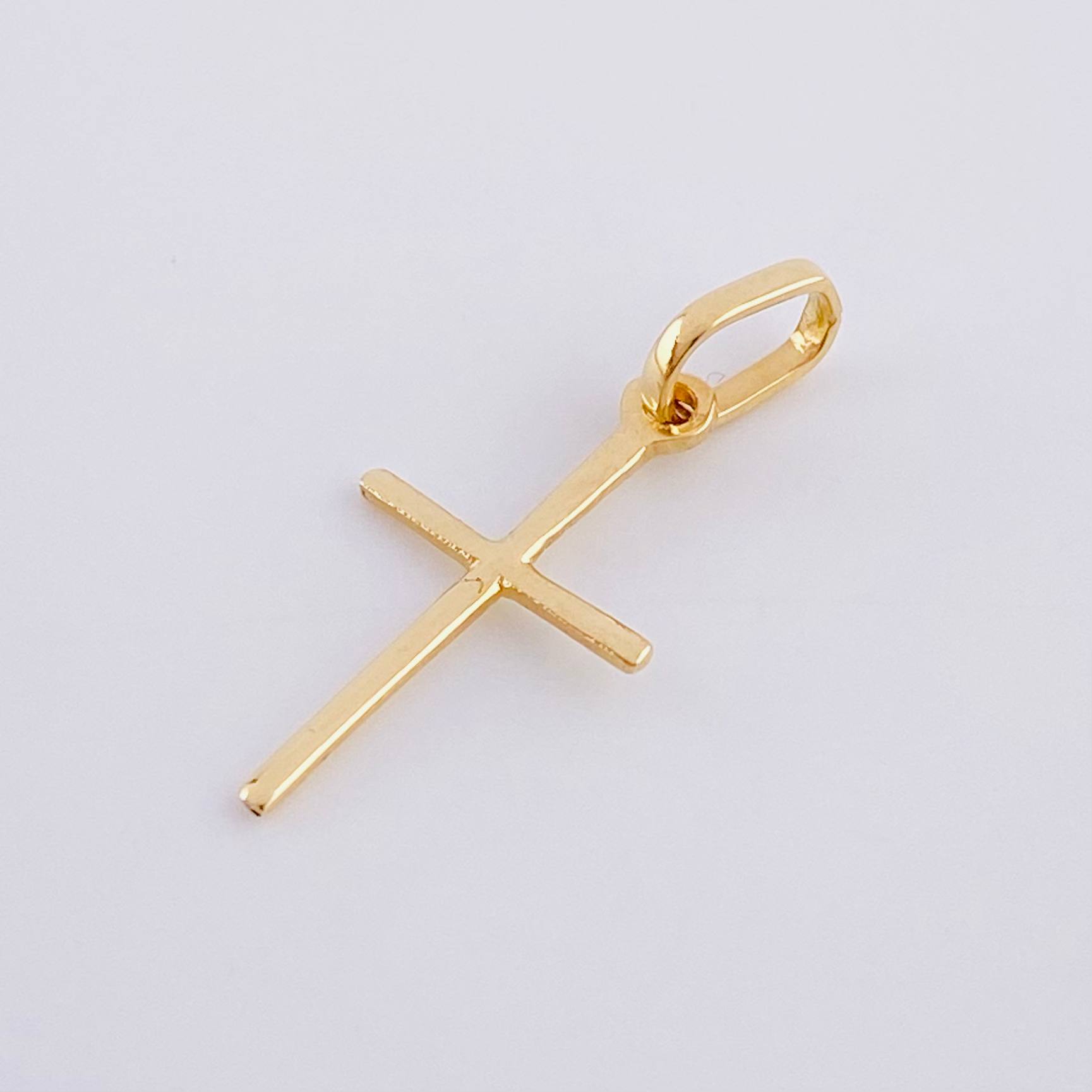 Dije Cruz Lisa 0.45 g / 3/4 in Oro Amarillo 18K