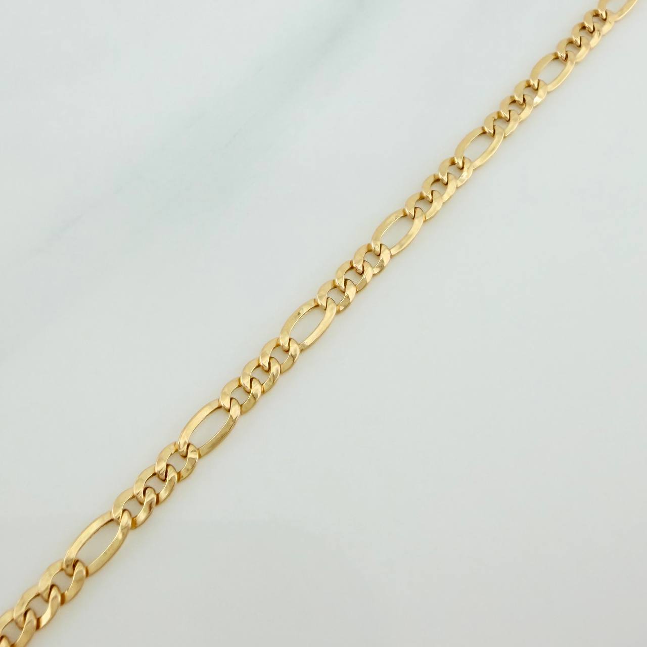 Pulso Figaro 1.15gr / 8 1/4 in / 2.2mm Oro Amarillo +1 18K $