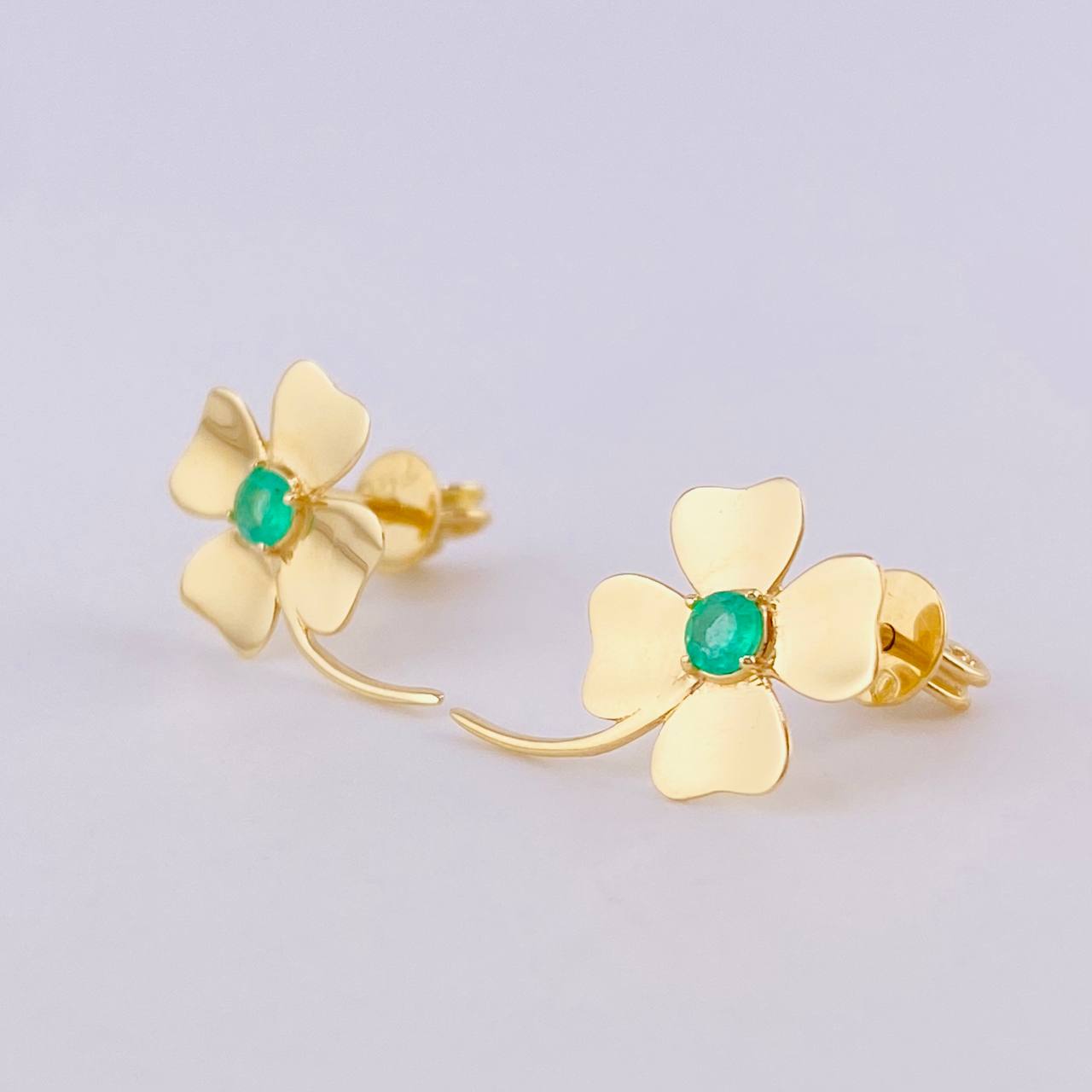 Topos Flor De La Suerte Esmeraldas 17pts 1.95gr / 3/4 in / Oro Amarillo 18K ©