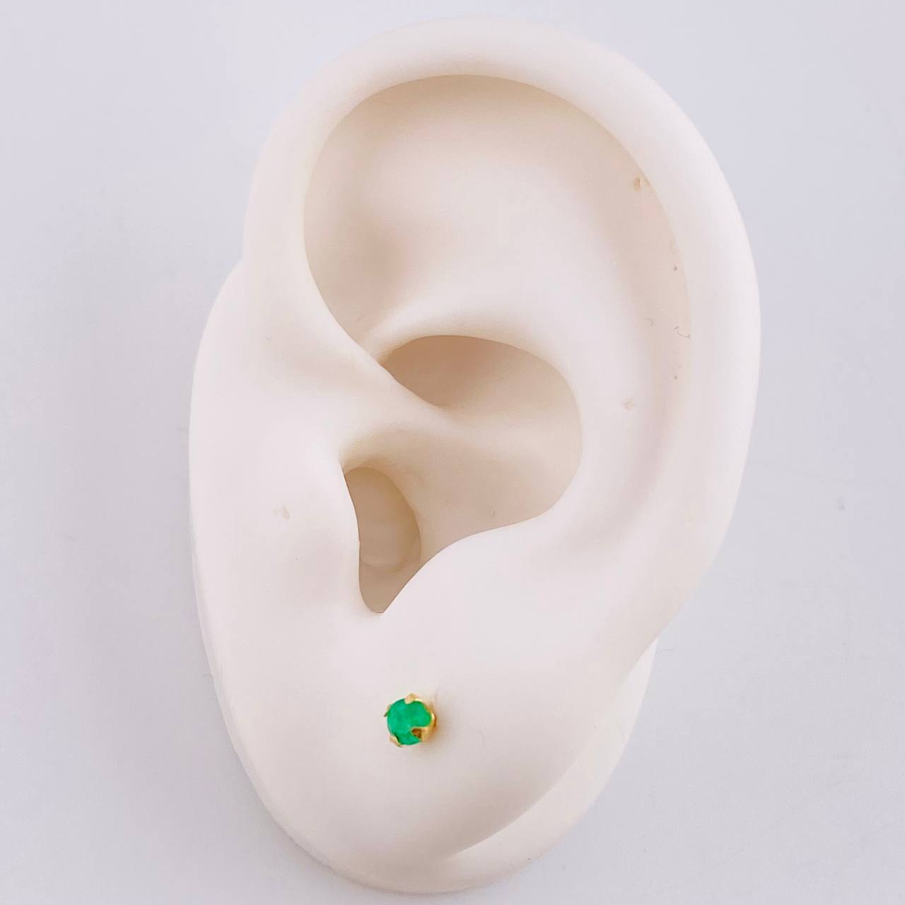 Topos Cuatro Garras Esmeralda 22Pts 0.4 g / 1/2 in Oro Amarillo 18K