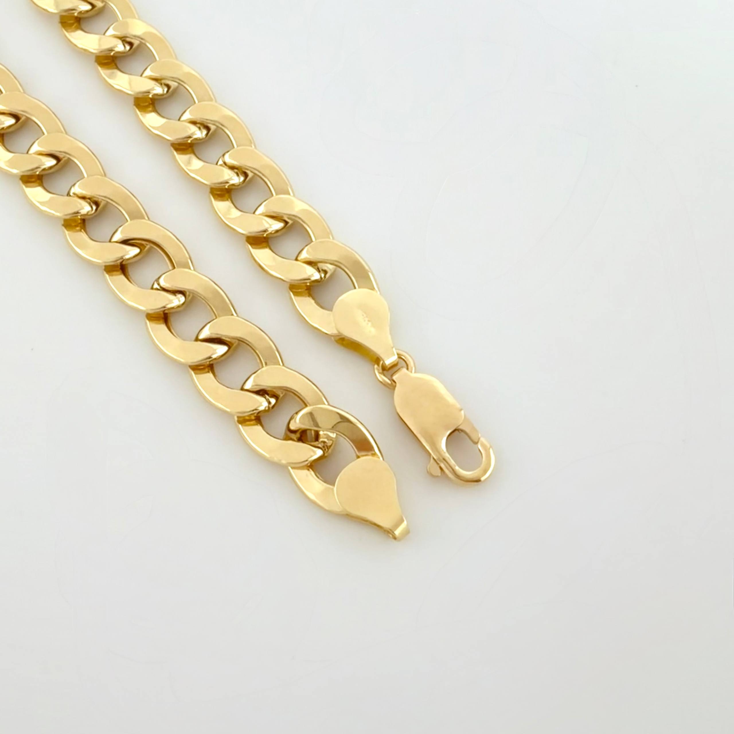 Pulso Cubano 10.6gr / 8 1/4 in / 8.4mm Oro Amarillo +1 18K