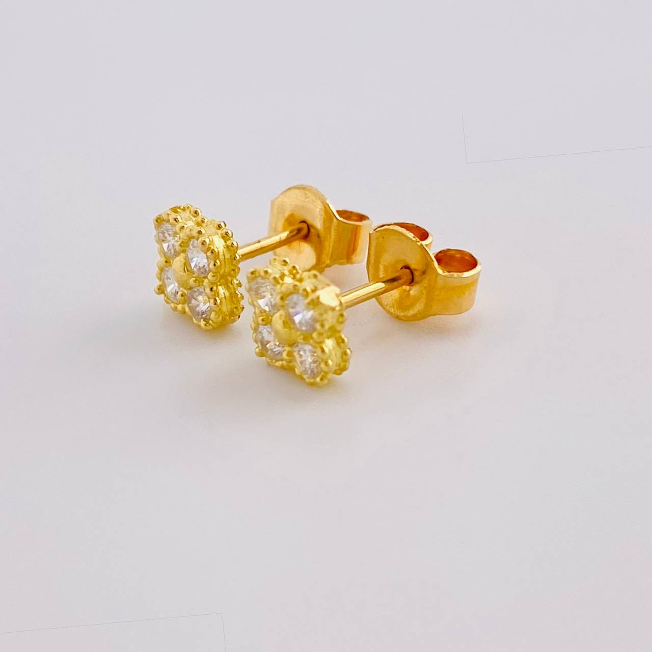 Stud Earrings Flower Clover 1.35 g / in / 5.6 mm Yellow Gold 18K