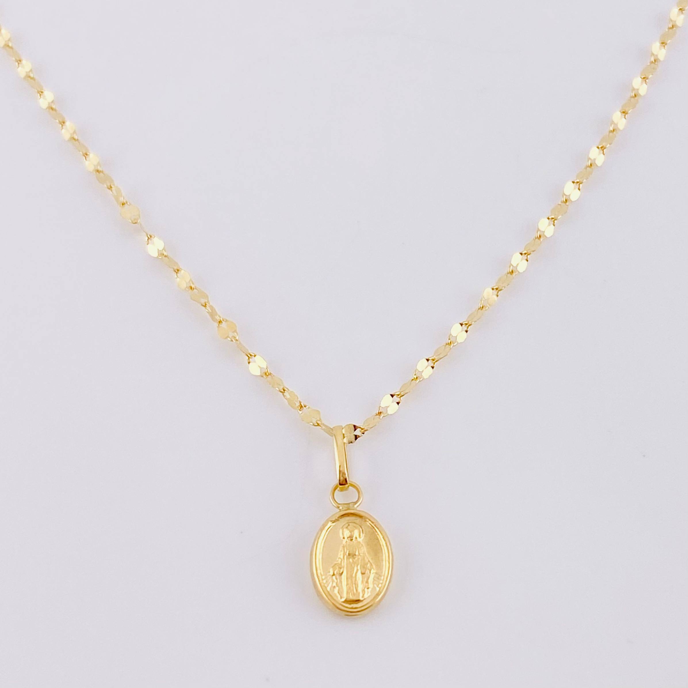 Set Cadena Flor Espejo + Dije Virgen Milagrosa / 1.2 g / 17 3/4 in Oro Amarillo 18K