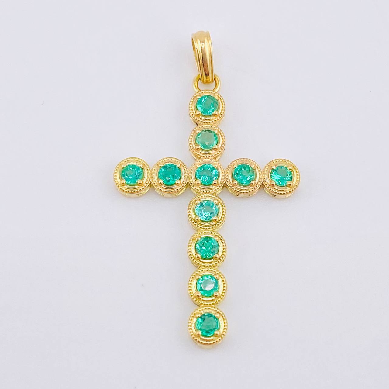 Dije Crúz Mini Aros Esmeraldas 1.7 Qts 1.8gr / 1 1/4 in / Oro Amarillo 18K ©