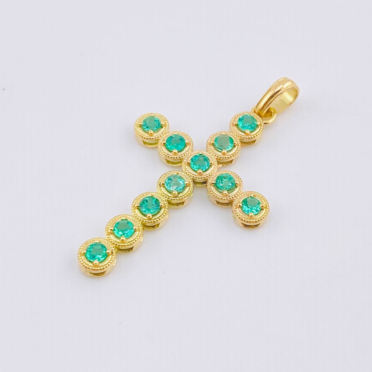 Dije Crúz Mini Aros Esmeraldas 1.7 Qts 1.8gr / 1 1/4 in / Oro Amarillo 18K ©