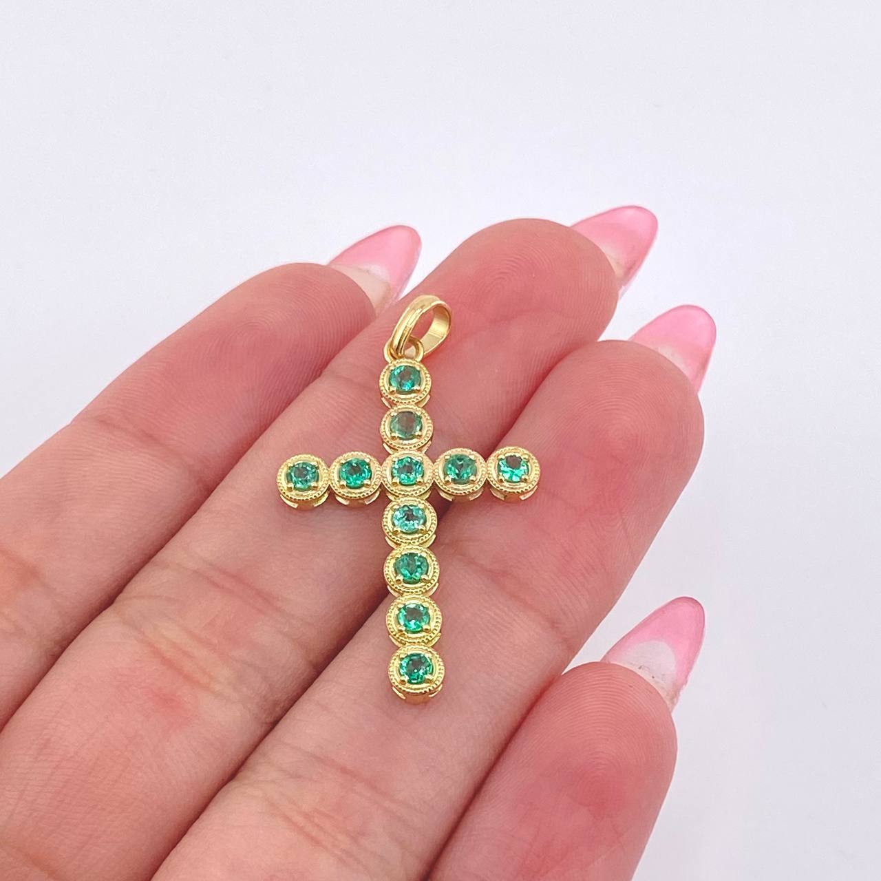 Dije Cruz Circulos Esmeraldas 1.7 Qts 1.75gr / 1 1/2 in / Oro Amarillo 18K ©