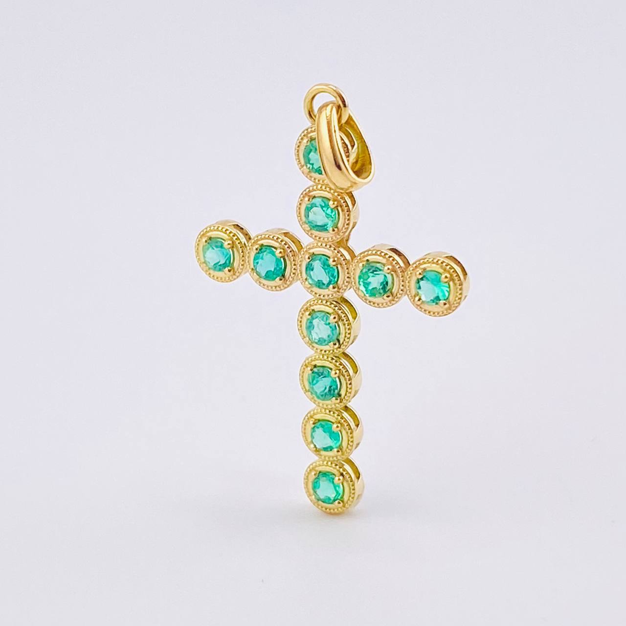 Dije Crúz Mini Aros Esmeraldas 1.7 Qts 1.8gr / 1 1/4 in / Oro Amarillo 18K ©