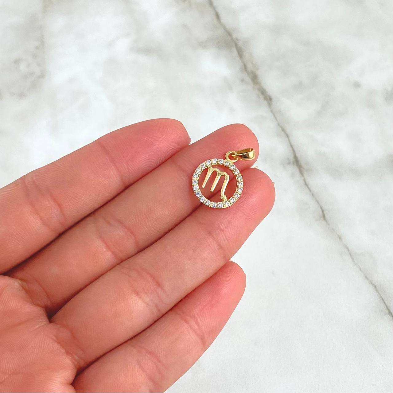 Dije Signo Escorpio 1gr / 2cm / Circones Blancos Oro Amarillo 18K
