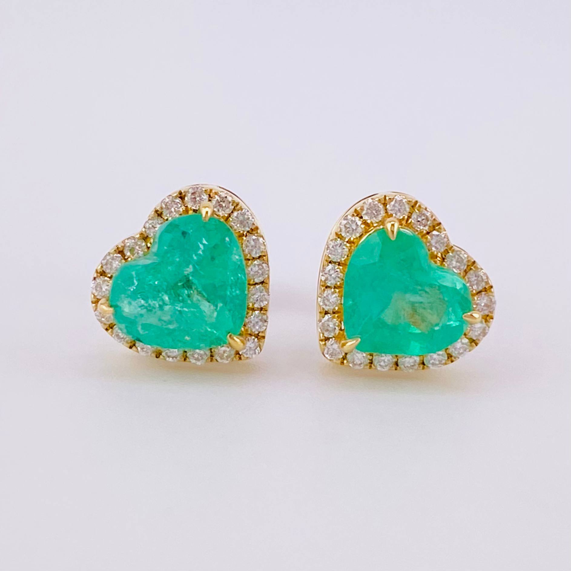 Topos Corazón Bordeado Esmeraldas 1.3qts Diamantes 38pts 2.4g / in / 8.85mm Oro Amarillo 18K