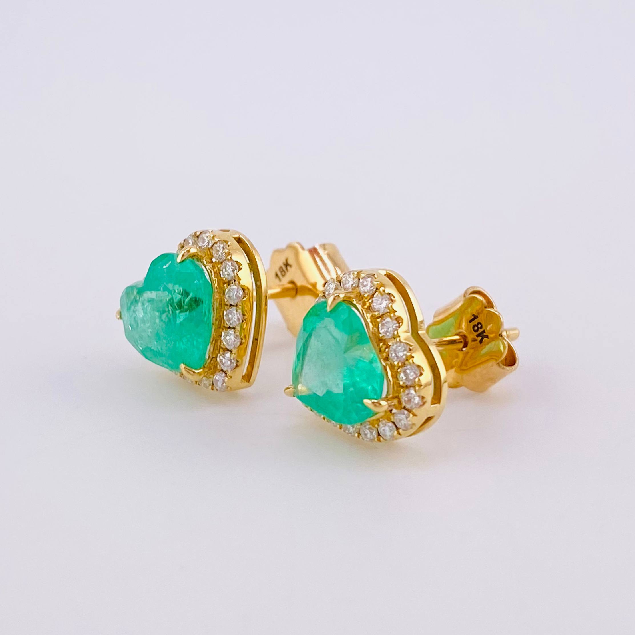 Topos Corazón Bordeado Esmeraldas 1.3qts Diamantes 38pts 2.4g / in / 8.85mm Oro Amarillo 18K