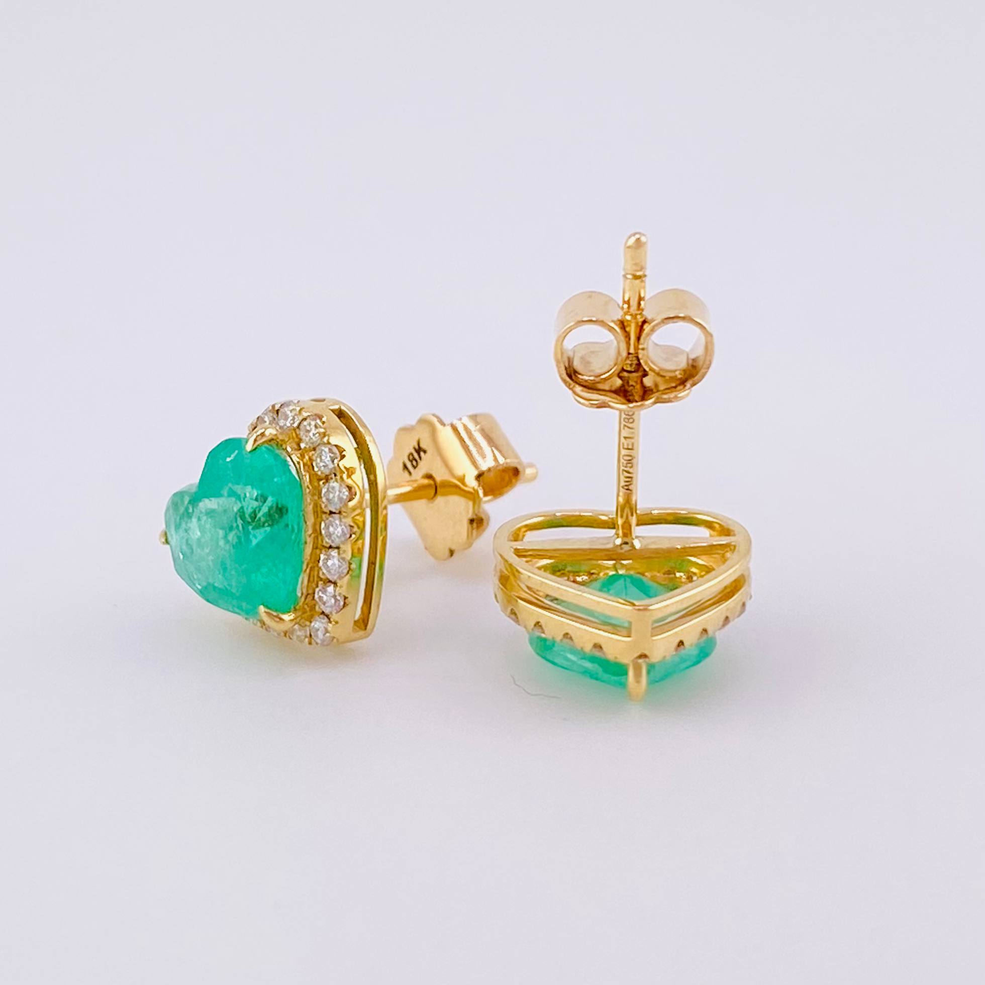 Topos Corazón Bordeado Esmeraldas 1.3qts Diamantes 38pts 2.4g / in / 8.85mm Oro Amarillo 18K