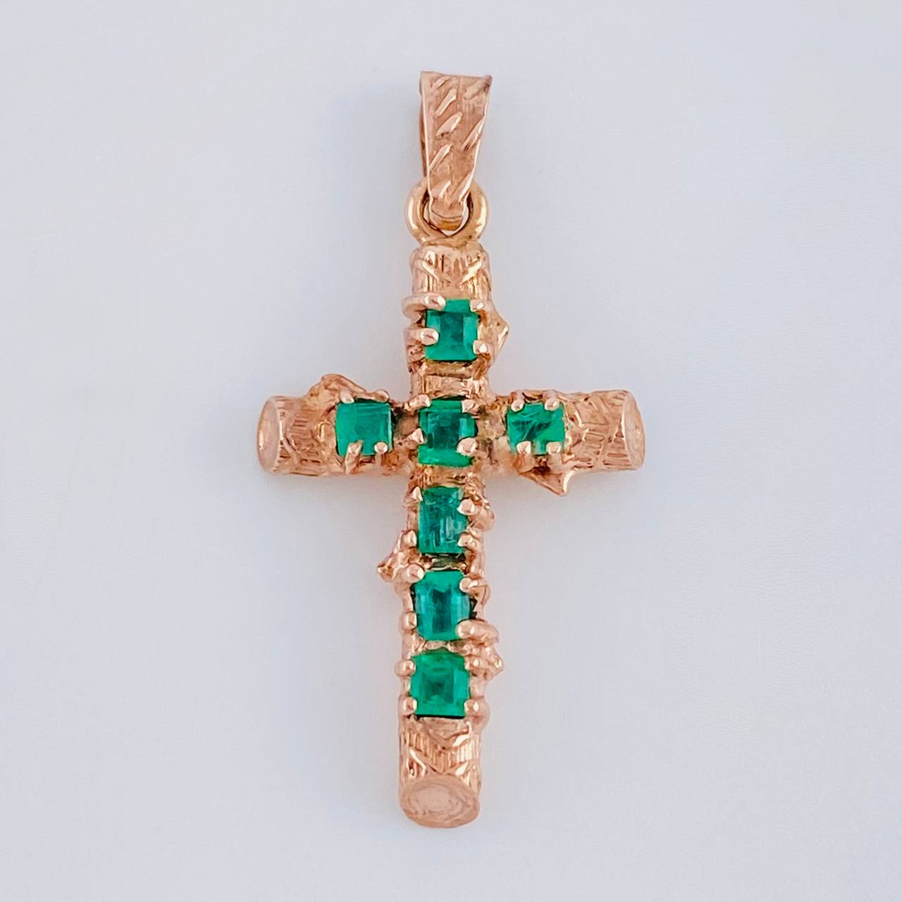 Pendant Cross Trunk Emeralds 1.39Qts 2.3 g / 1 3/4 in Yellow Gold 18K