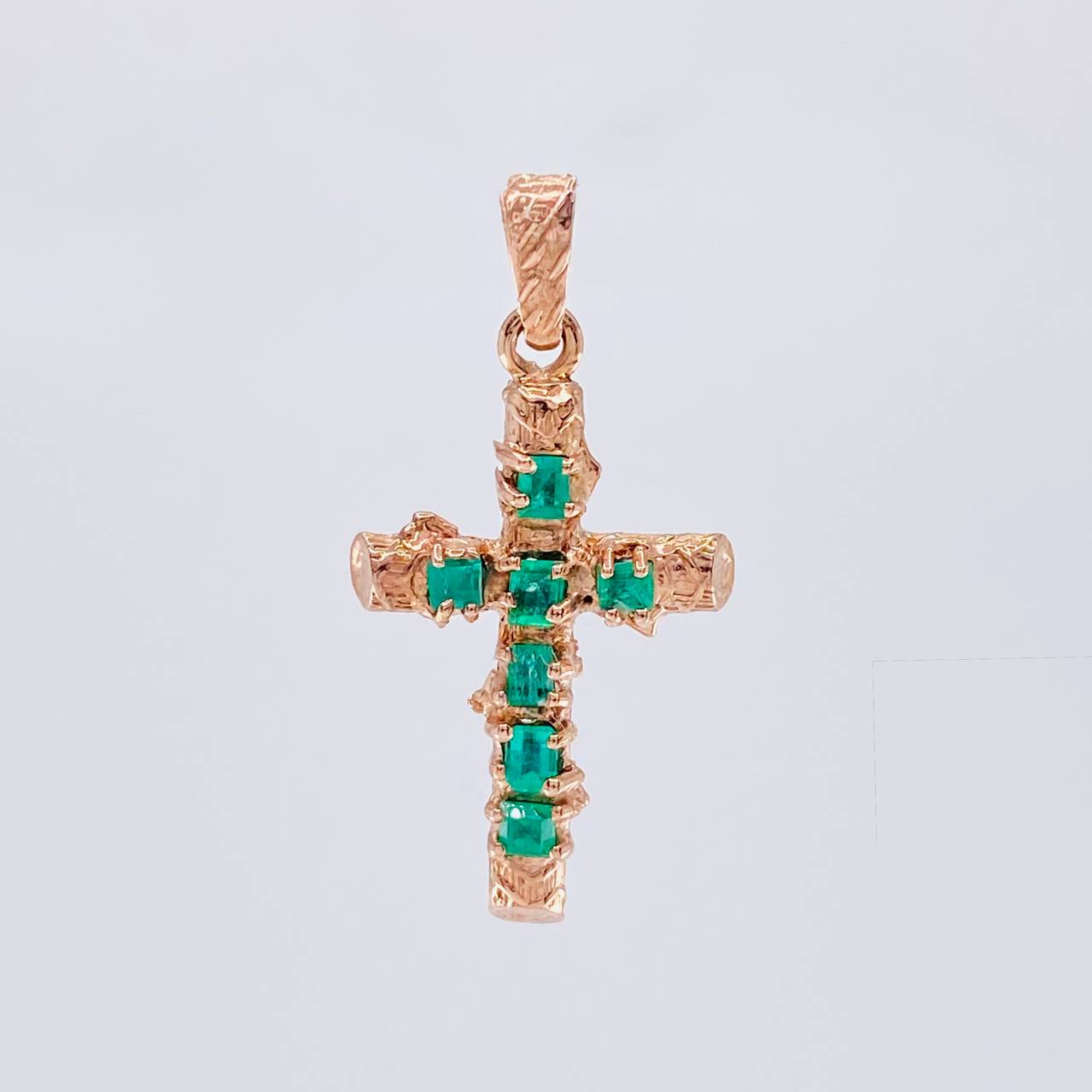 Pendant Cross Trunk Emeralds 1.39Qts 2.3 g / 1 3/4 in Yellow Gold 18K