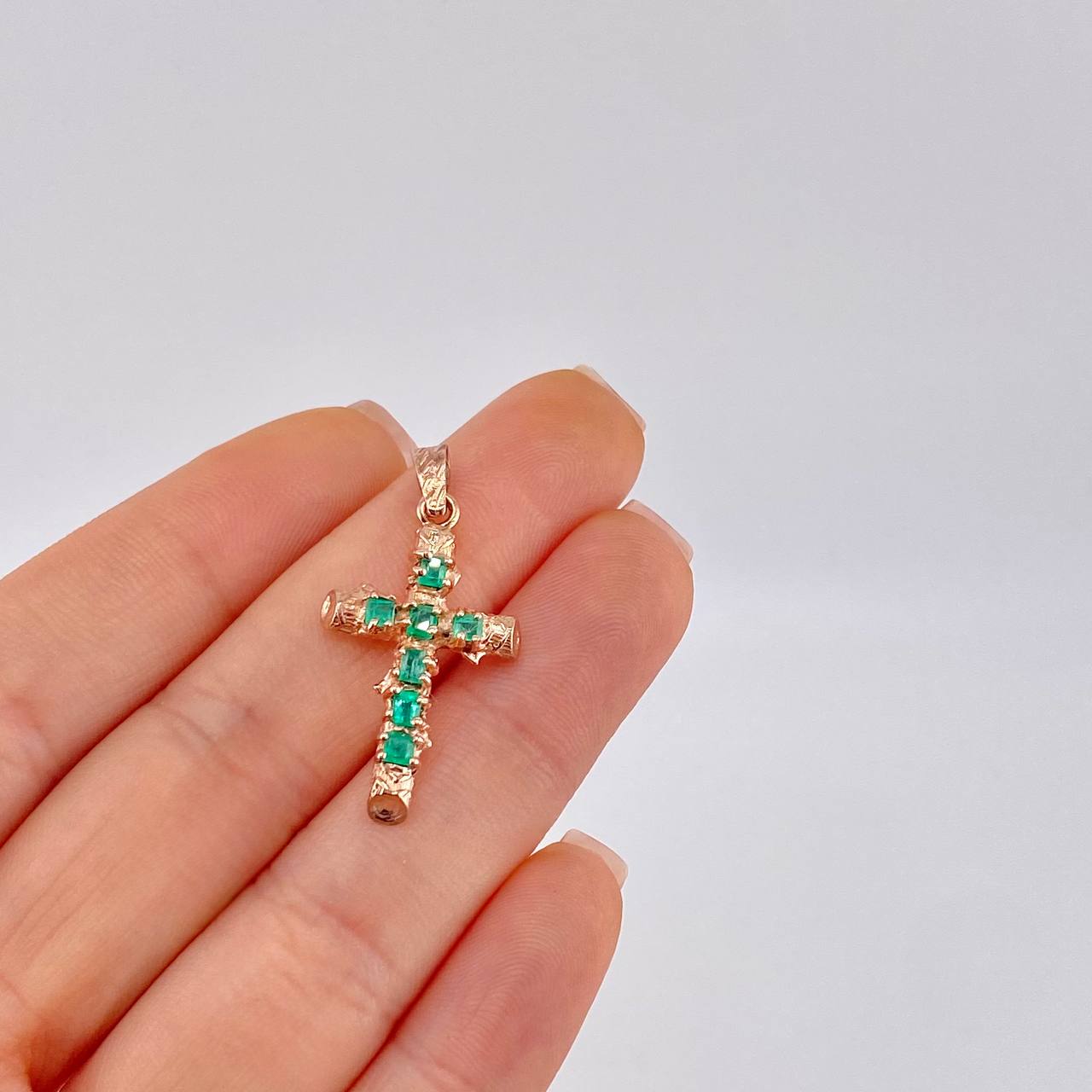 Pendant Cross Trunk Emeralds 1.39Qts 2.3 g / 1 3/4 in Yellow Gold 18K