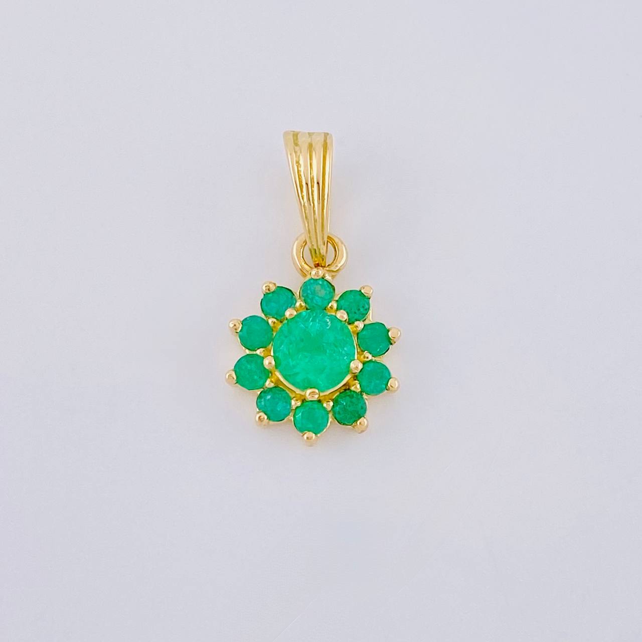 Dije Flor Esmeralda 59Pts 1.3 g / 1 in Oro Amarillo 18K