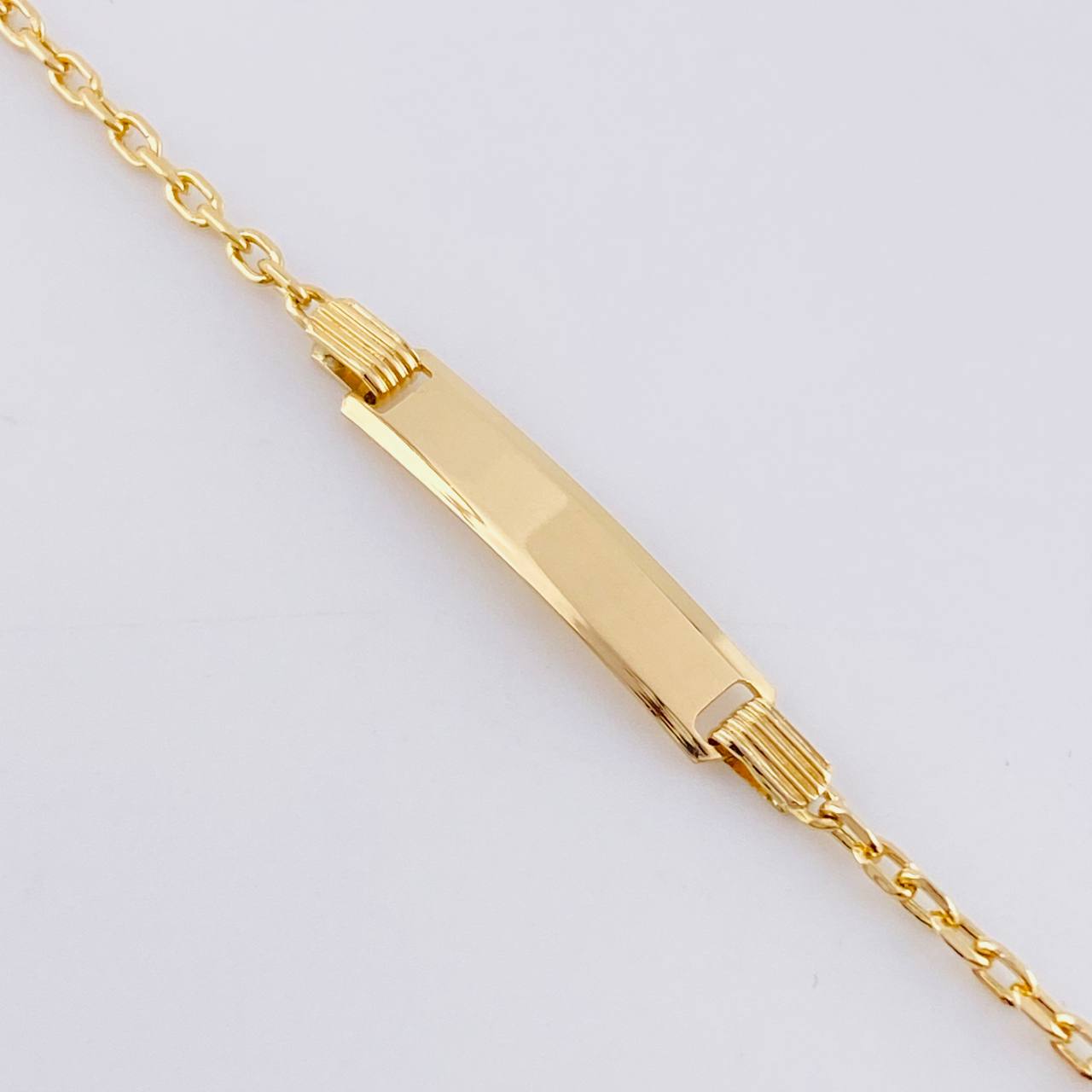Pulso Aro Seguido Placa Rectangular Curva 1.55gr / 6 in / 1.7mm Oro Amarillo +3 18K ©