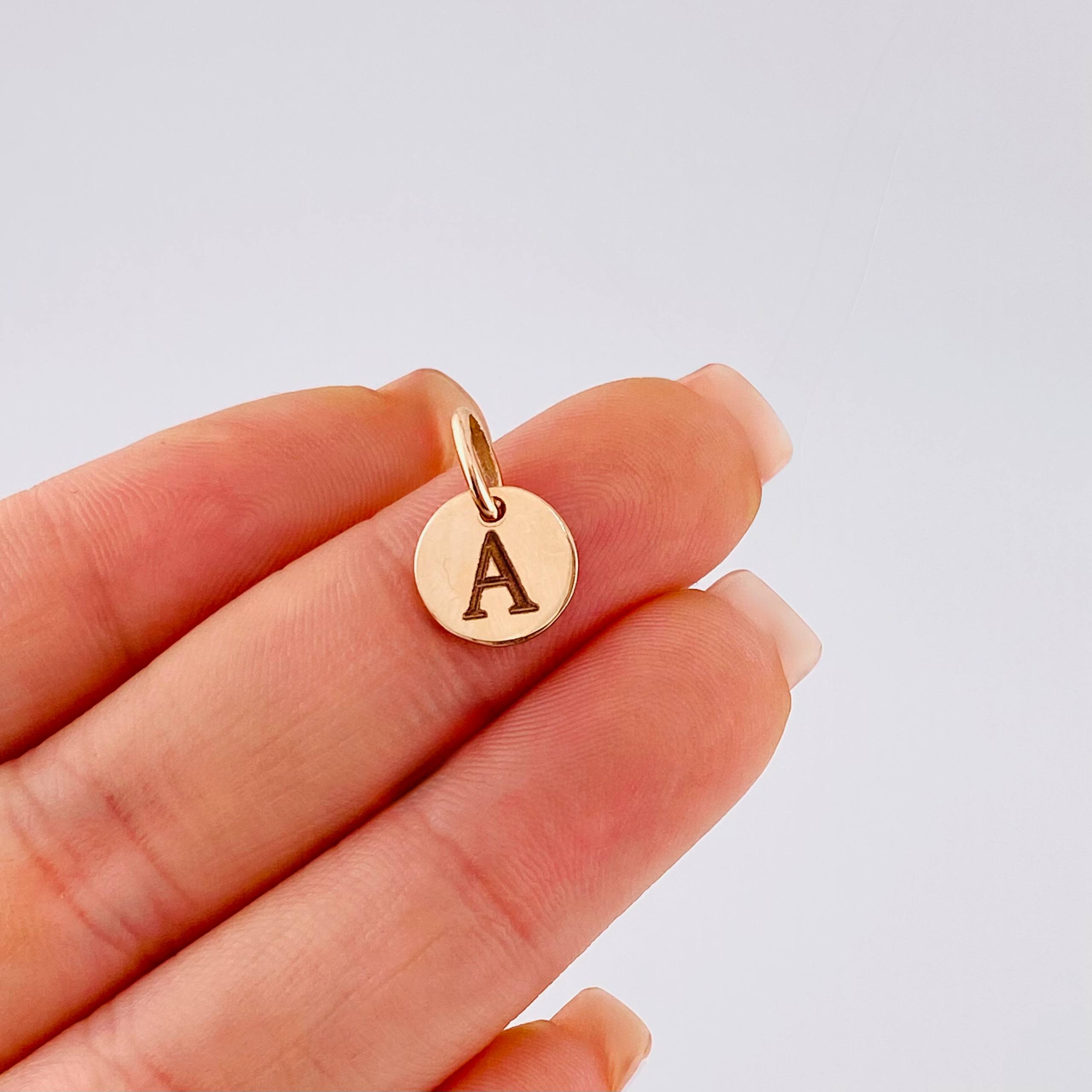 Dije Placa Letra A 0.9gr / 1/2 in / Oro Rosa 18K *