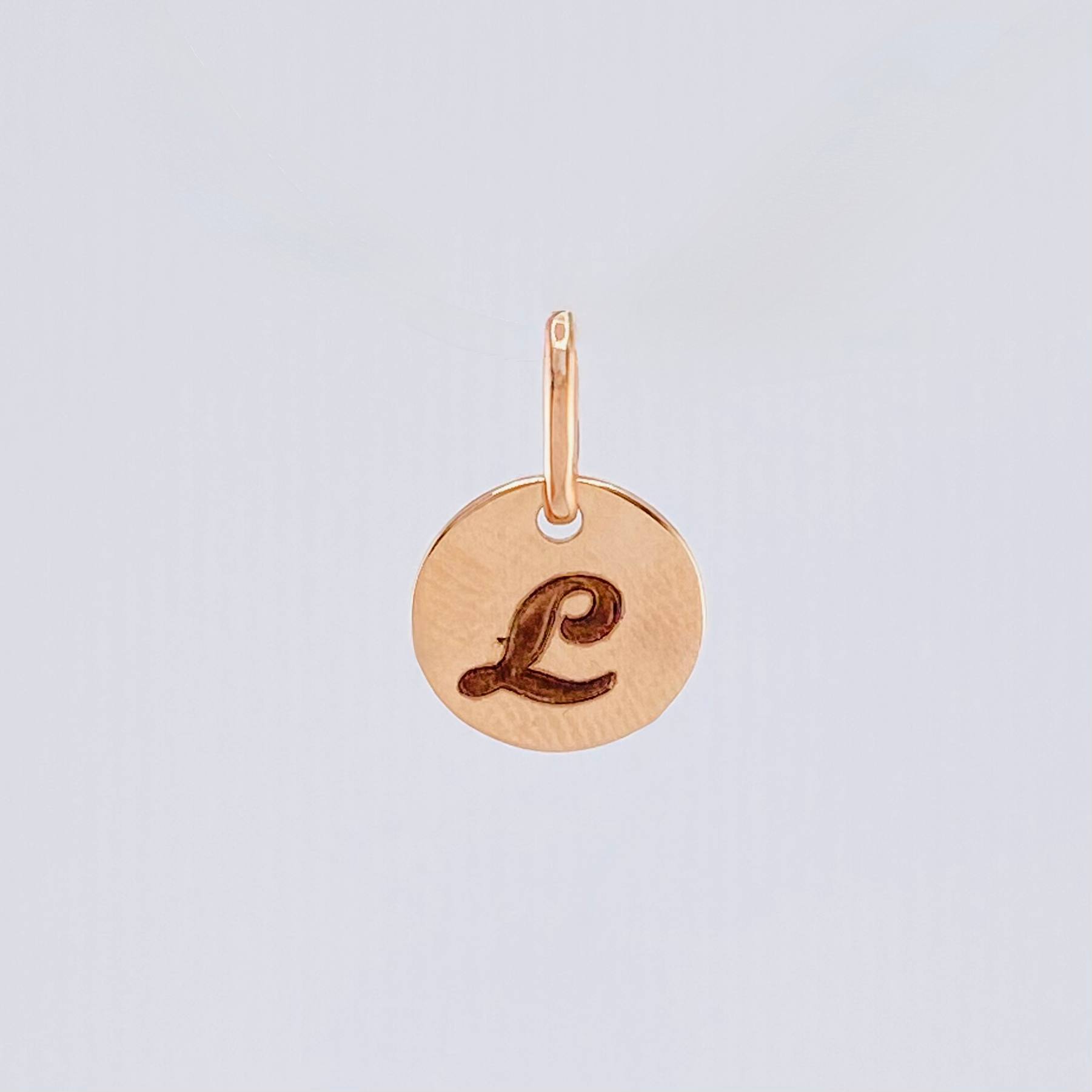 Dije Placa Letra L 0.9gr / 1/2 in / Oro Rosa 18K *