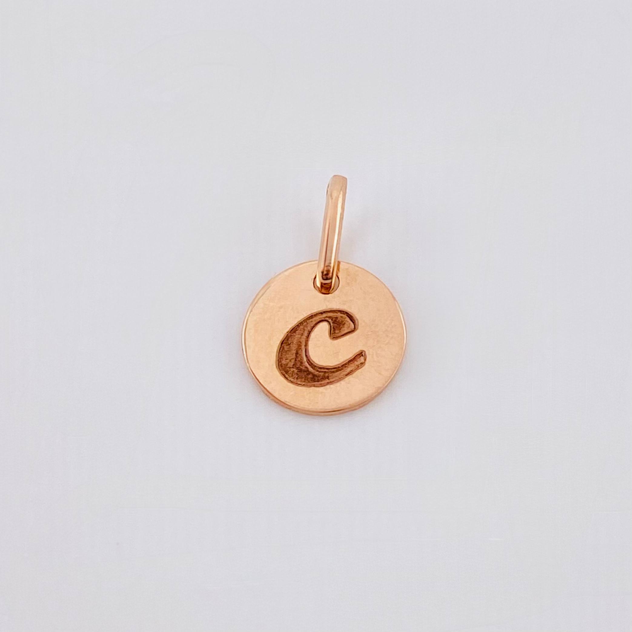 Dije Placa Letra C 0.85gr / 1/2 in / Oro Rosa 18K