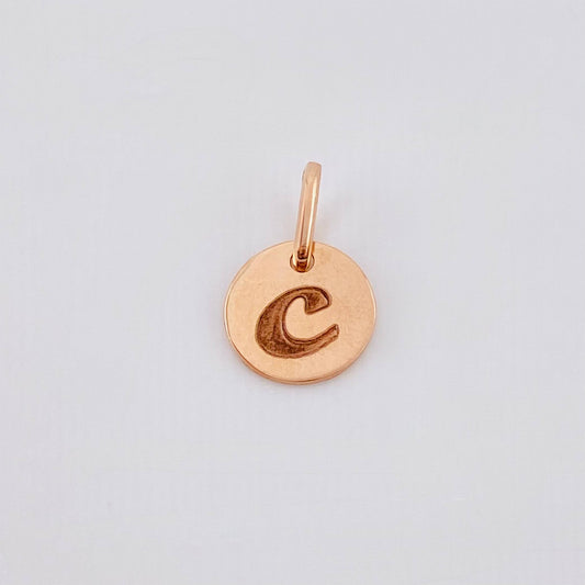 Dije Placa Letra C 0.9gr / 1/2 in / Oro Rosa 18K *