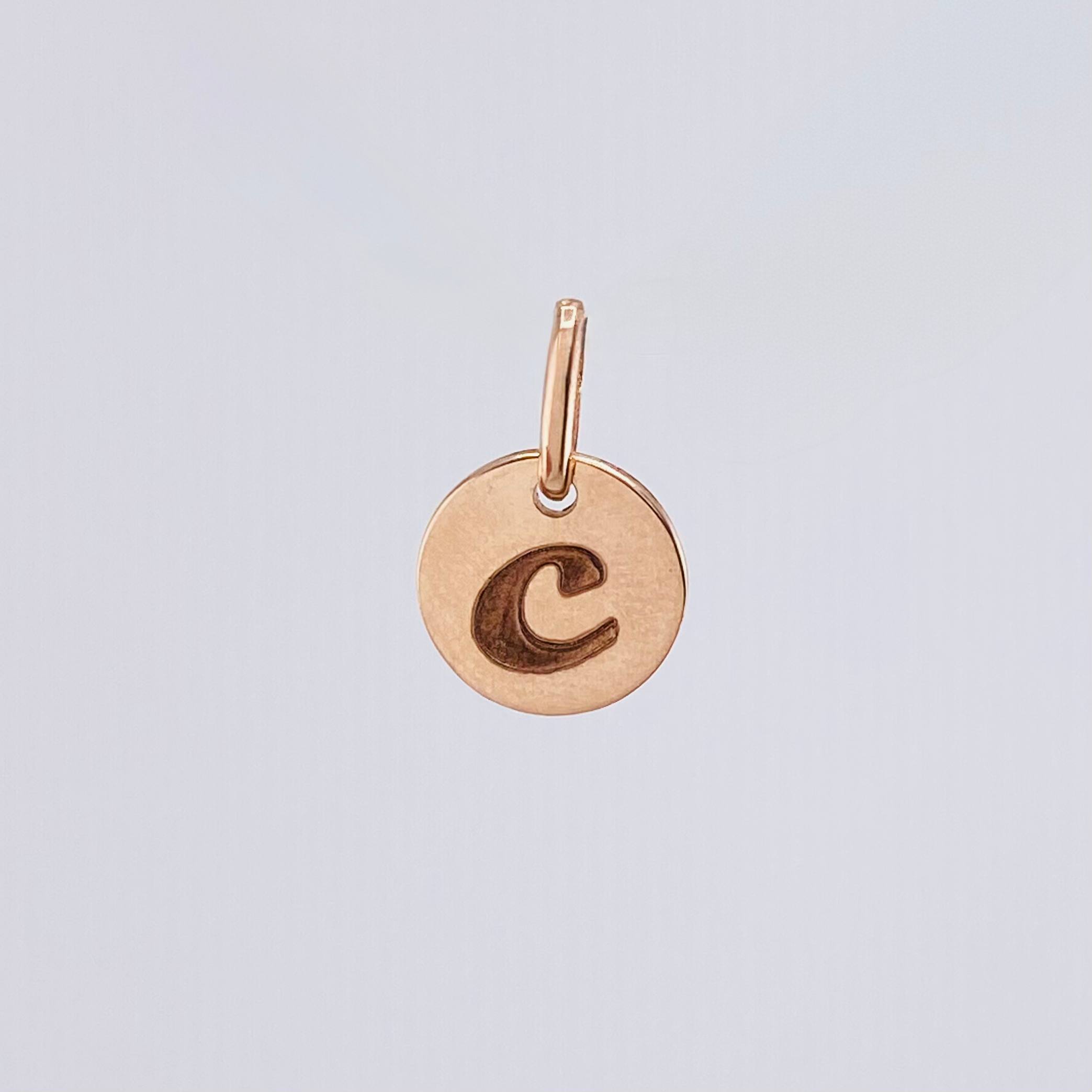 Dije Placa Letra C 0.85gr / 1/2 in / Oro Rosa 18K