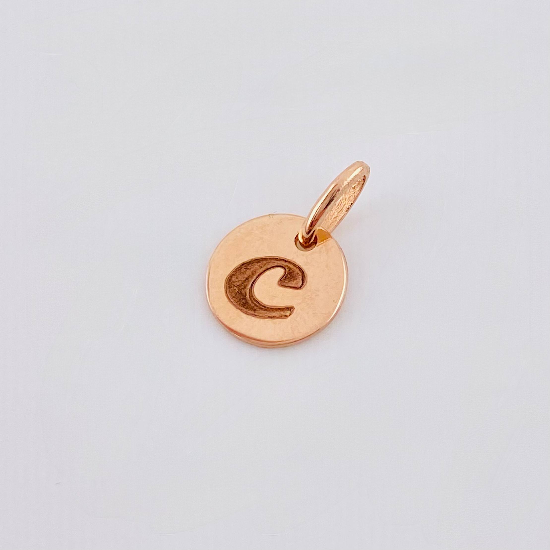 Dije Placa Letra C 0.85gr / 1/2 in / Oro Rosa 18K