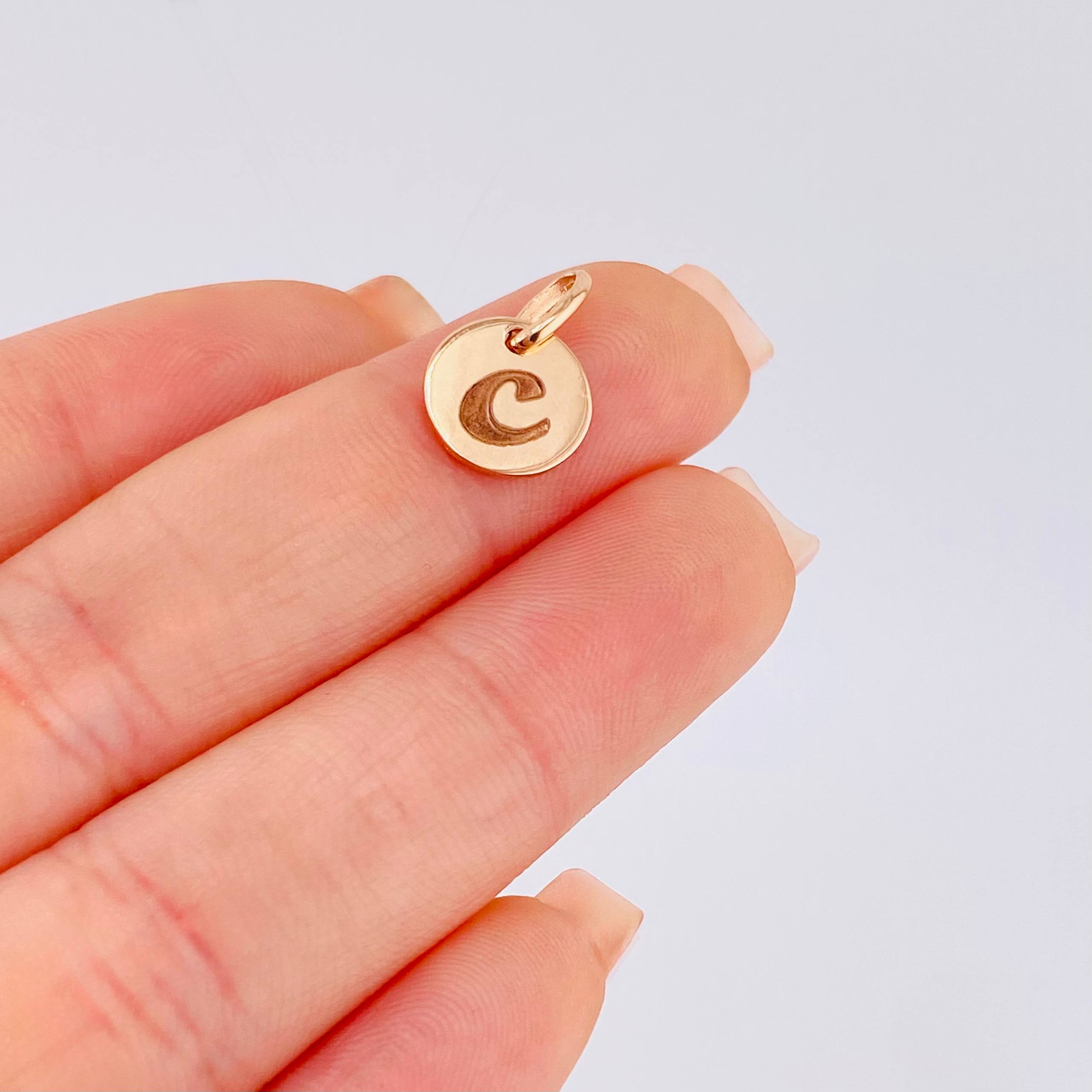 Dije Placa Letra C 0.9gr / 1/2 in / Oro Rosa 18K