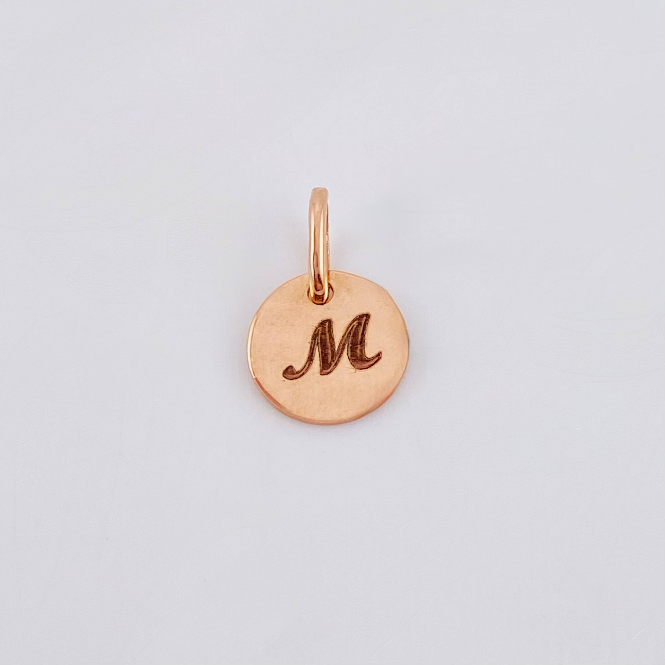 Dije Placa Letra M 0.9gr / 1/2 in / Oro Rosa 18K