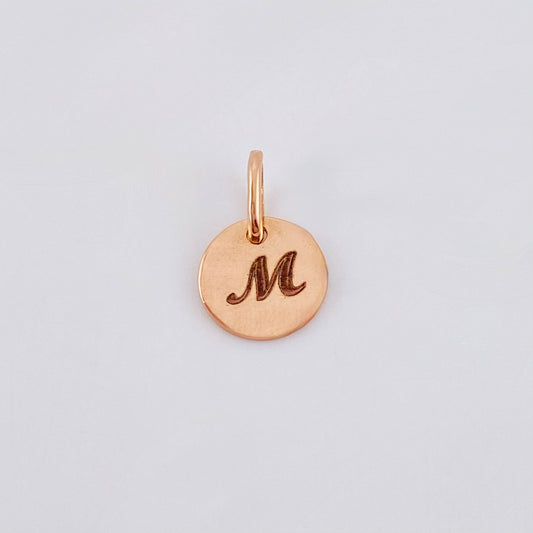 Dije Placa Letra M 0.9gr / 1/2 in / Oro Rosa 18K *