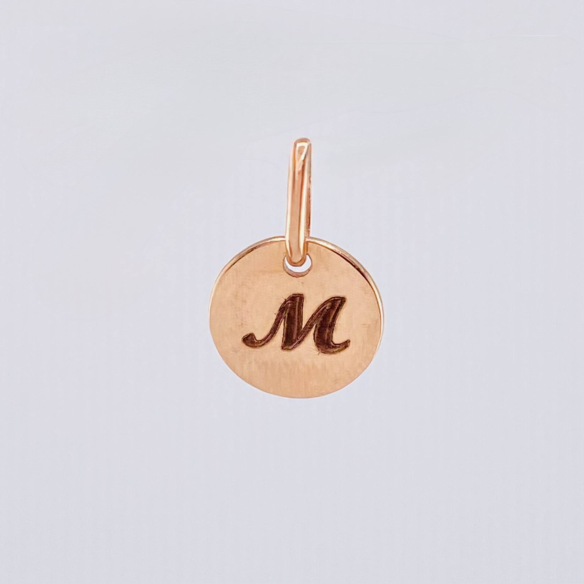 Dije Placa Letra M 0.9gr / 1/2 in / Oro Rosa 18K