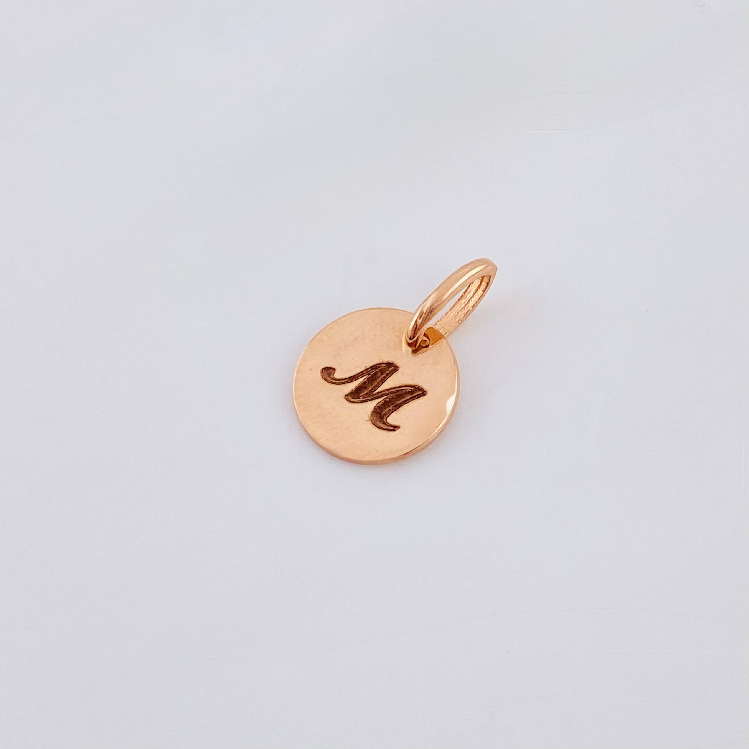 Dije Placa Letra M 0.9gr / 1/2 in / Oro Rosa 18K *