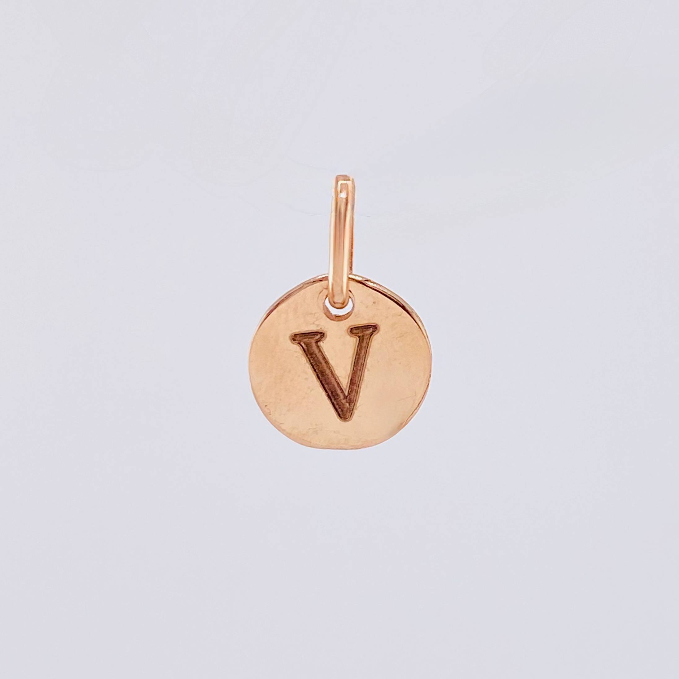Dije Placa Letra V 0.9gr / 1/2 in / Oro Rosa 18K *