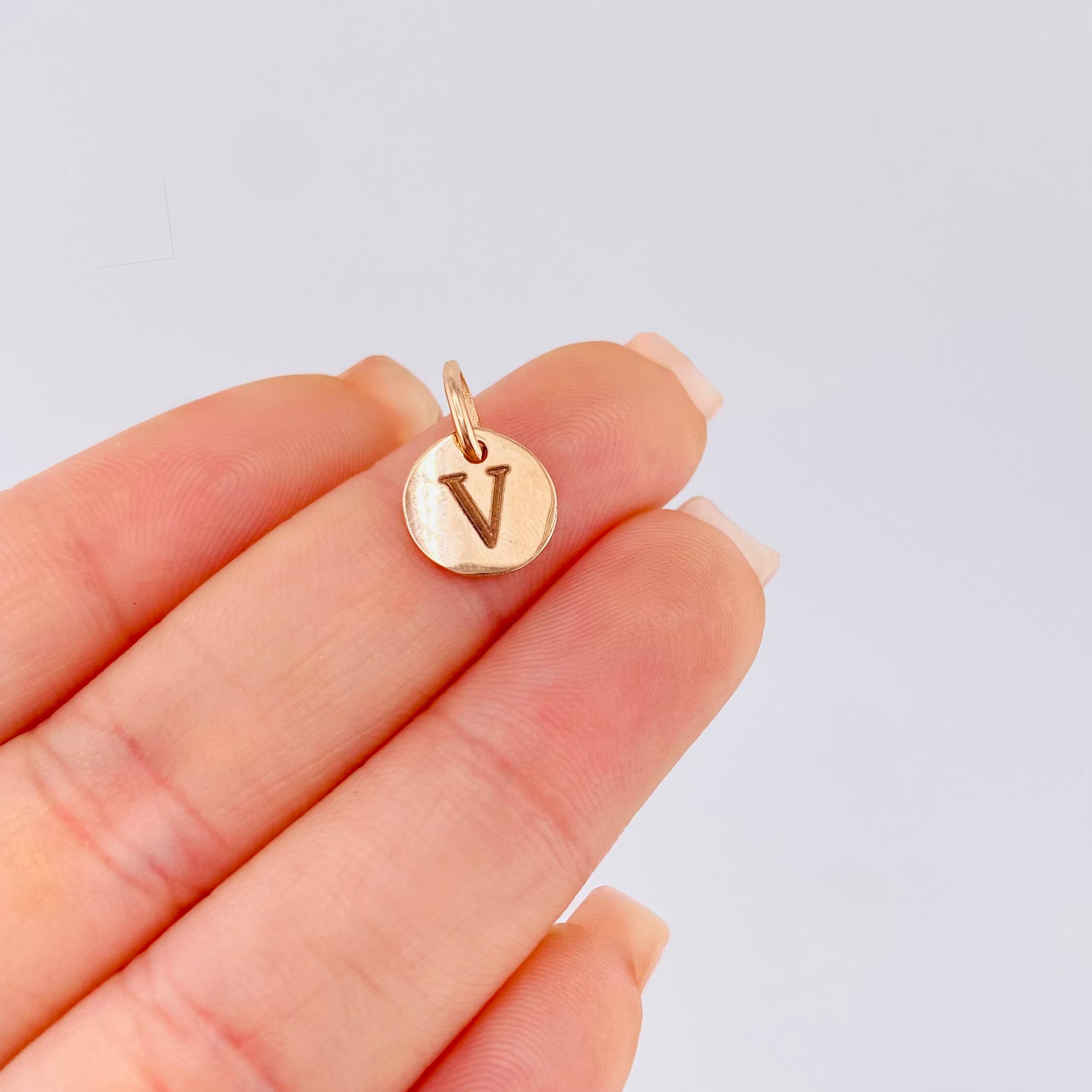 Dije Placa Letra V 0.9gr / 1/2 in / Oro Rosa 18K